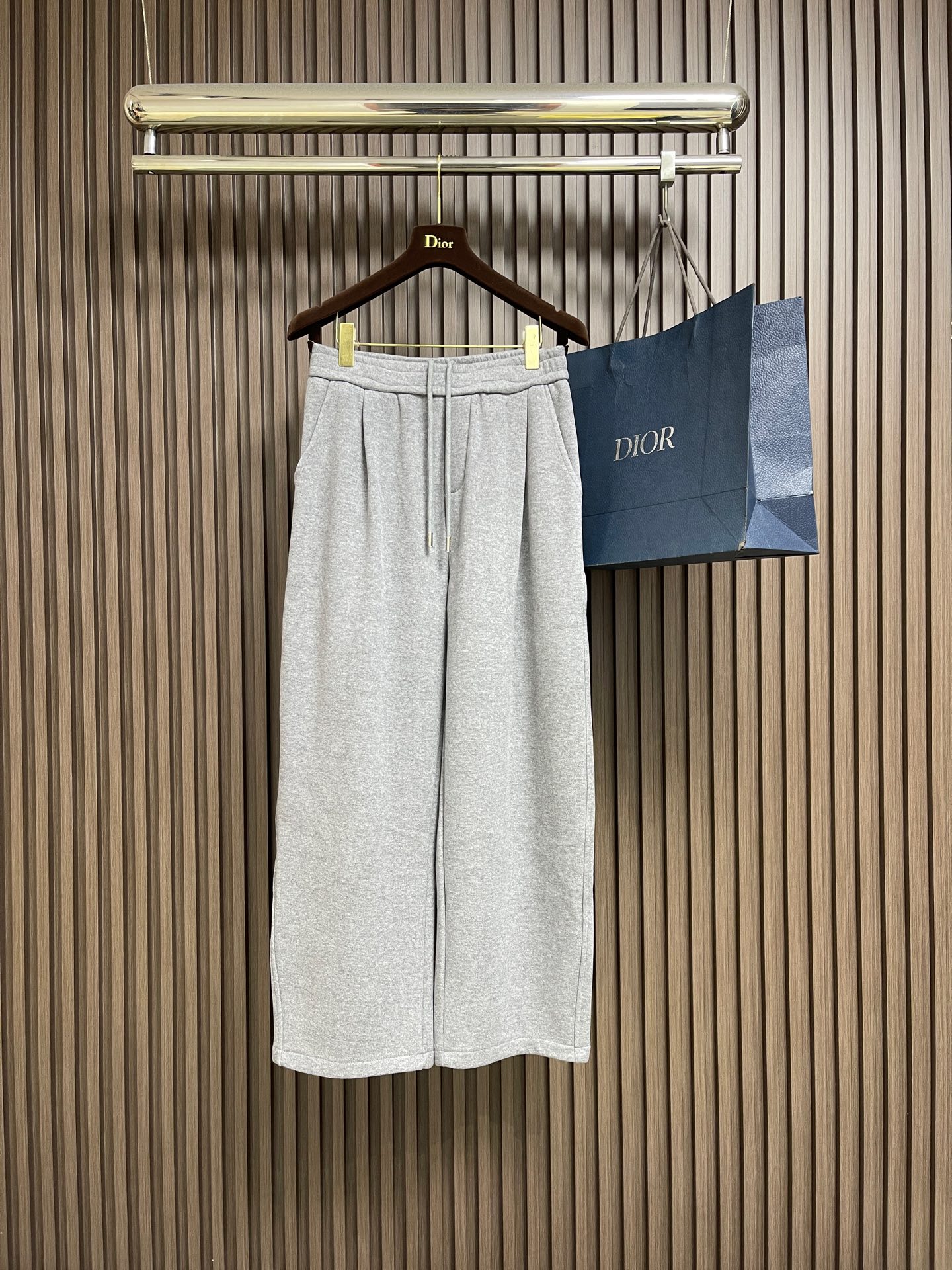 NO:691539,MM6  Thickened straight-leg casual pants are an excellent balance between avant-garde fashion and daily practical wear. They are made of fine textured fabrics, with a lazy and casual texture. The off-white color is pure and advanced, and can easily adapt to various styles of tops. The pants are loose and drapey, and are very tolerant to the body, giving a relaxed atmosphere when walking. The details are full of MM6's deconstructive ingenuity.  The rope design retains the casual attributes of casual pants. The open stitching and hidden seams of the pants body interweave to create layers, and the brand logo label on the back pocket implements the 'low-key sense of luxury' to the end. Whether it is paired with a simple T-shirt to create a street style, or it collides with an oversize suit for a fashion sense, it can be the finishing touch of the look. Size M-3XL  Size M, seat circumference 58, waist circumference 70, pant length 103, L size, seat circumference 60, waist circumference 73, pant length 105,19860909MM6 加厚款直筒休闲裤,是先锋时尚与日常实穿的绝妙平衡.它采用细腻纹理面料,自带慵懒随性的质感,米白色调纯净高级,轻松适配各种风格的上衣；裤型宽松垂坠,对身材包容性极强,行走间尽显松弛氛围感.细节处满是MM6的解构主义巧思抽绳设计保留了休闲裤的自在属性,裤身的明线与暗缝交织出层次,后袋的品牌标识标签更是将“低调的高级感”贯彻到底.无论是搭配简约T恤打造街头潮范,还是与oversize西装碰撞出时装感,它都能成为造型的点睛之笔.尺码M-3XL M码坐围58 腰围70 裤长103 L码 坐围60 腰围73 裤长105 XL码 坐围62 腰围76 裤长107 XXL码坐围64 腰围79 裤长109 XXXL码 坐围66 腰围82 裤长111,,masion margiela,versace,tees，t-shirt,business suit,,Men's clothing