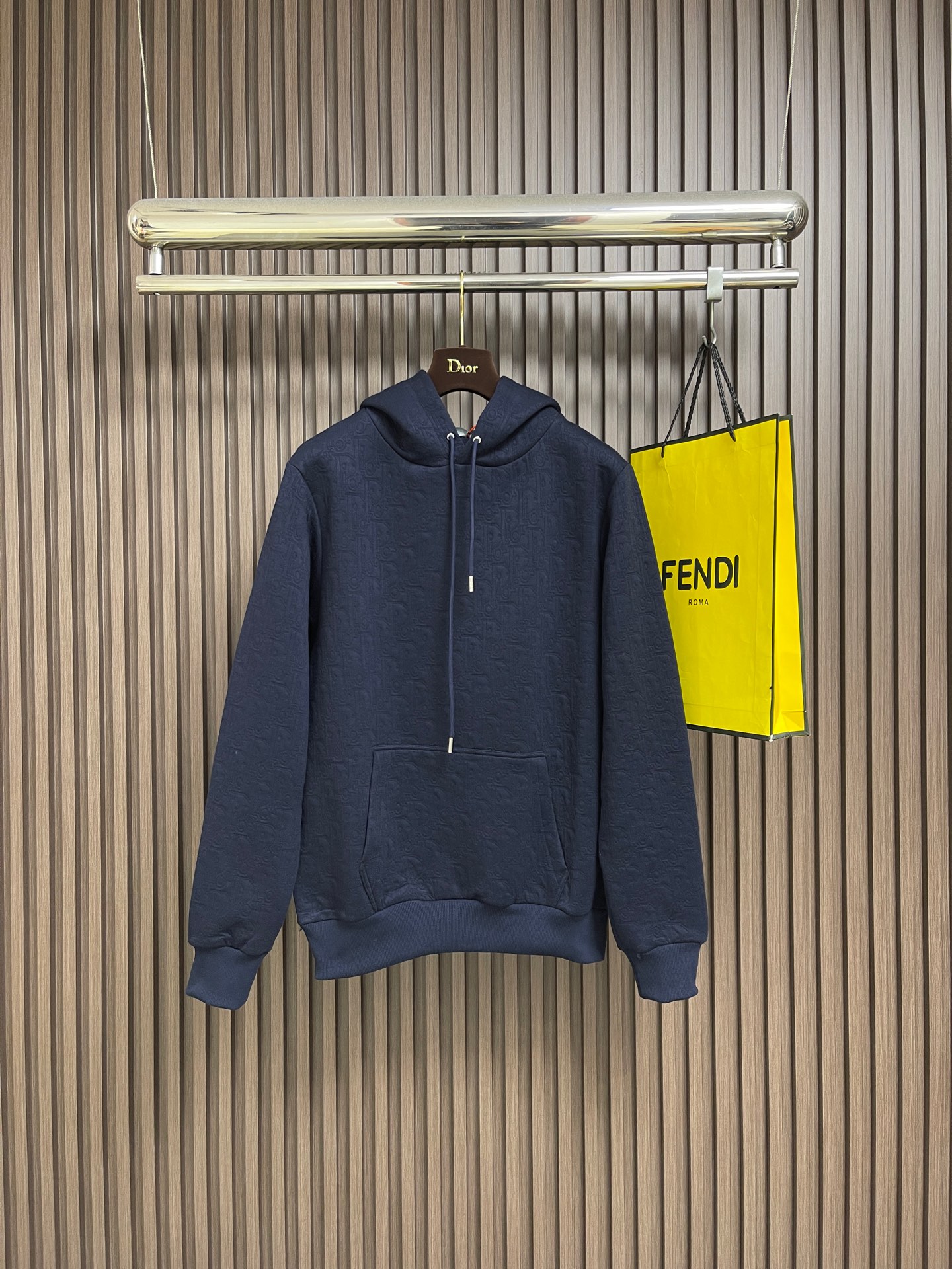 NO:690663,Dior Oblique full-print letter hooded sweatshirt, custom-woven moire cotton, decorated with same-tone Dior Oblique dark pattern jacquard embellishments all over the body, is the ultimate embodiment of the violence of the brand symbol. Fabric jacquard technology, by weaving the full Dior Oblique jacquard texture technology on the fabric surface, controls the way the warp and weft lines are intertwined  Precisely control the interweaving density and tension of the yarn to make it more three-dimensional. The infrared positioning cutting machine achieves precise positioning of materials through infrared transmitters and infrared receivers. The accuracy can reach the micron level, thereby meeting the effect of high-precision cutting of alignment strips. Sizes S-XL S code Bust 120 Shoulder width 47 Dress length 67 M Code Bust 124 Shoulder width 48.5 Dress length 69 L Code Chest 128 Shoulder width 50  Dress length 71, XL size bust 132, shoulder width 51.5, dress length 73,, dior, hoodie, sweatshirts, hats,19860909Dior Oblique 满印字母连帽卫衣,定制邃织云纹棉,全身遍布饰以同色调Dior Oblique暗纹提花点缀,是品牌符号暴力的终极体现.面料提花工艺,通过在织物表面织出全幅 Dior Oblique提花织纹技术,控制经纬线的交织方式 精确控制纱线的交织密度和张力,使其更具立体感.红外线定位裁床,通过红外发射器和红外接收器来实现对材料的精准定位,精度可达到微米级别,从而满足对位对条高精度裁剪的效果.尺码S-XL S码 胸围120 肩宽47 衣长67 M码 胸围124 肩宽48.5 衣长69 L码 胸围128 肩宽50 衣长71 XL码胸围132 肩宽51.5 衣长73,,dior,hoodie,sweatshirts,hats,,Men's clothing