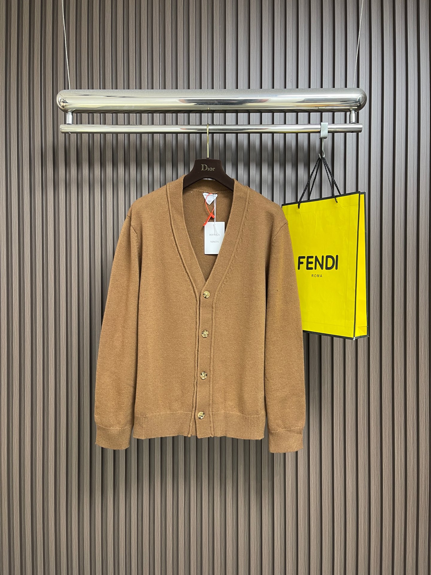 NO:690699,BV Bottega Veneta woven leather sweater knitted cardigan, customized ocher gold fiber cashmere yarn, full color, delicate and soft, making the horizontal convex effect formed full of three-dimensional effect. Purely artificial weaving. After tanning for 72 hours, the leather retains the original grain texture. The craftsman needs to use a custom diamond cutter to ensure that the edge of each unit forms a slight arc to ensure that the fiber does not produce irreversible stretching during weaving. Purely artificial oil edge. Four layers of oil edge agent need to be applied.  Each layer is polished after cooling to a specific temperature to ensure that the edges are as hard as ceramics and have an even luster. Cumbersome workmanship. Slow aging. Garment washing water is softened and deodorized. Professional washing equipment and specific detergents are used to deep clean and deodorize the clothes. Improve the feel and appearance of the clothes. Sizes S-XL S. Bust 112. Shoulder width 46. Length 64. M size. Bust 116. Shoulder width 48. Length 66. L size. Bust 120.  Shoulder width 50, dress length 68, XL bust 124, shoulder width 52, dress length 70,,bottega veneta,bottega veneta,sweaters,19860909BV Bottega Veneta 编织皮革毛衣针织开衫,定制赭金尊纤羊绒纱 色泽饱满 细腻柔软 让形成的横向凸起效应 立体感十足 纯人工编织 经鞣制72小时后 皮革保留原始粒面纹理 工匠需用定制菱形裁刀 确保每个单元边缘形成微小弧面 确保编织时纤维不产生不可逆拉伸 纯人工油边 需涂抹四层油边剂 每层冷却至特定温度后打磨 确保边缘如陶瓷般坚硬且光泽均匀 做工繁琐 时效慢 成衣洗水加软去味工艺 通过专业的洗涤设备和特定的洗涤剂 对衣物进行深度清洁和去味处理 改善衣物的手感和外观.尺码S-XL S码 胸围112 肩宽46 衣长64 M码 胸围116 肩宽48 衣长66 L码 胸围120 肩宽50 衣长68 XL码胸围124 肩宽52衣长70,,bottega veneta,bottega veneta,sweaters,,Men's clothing