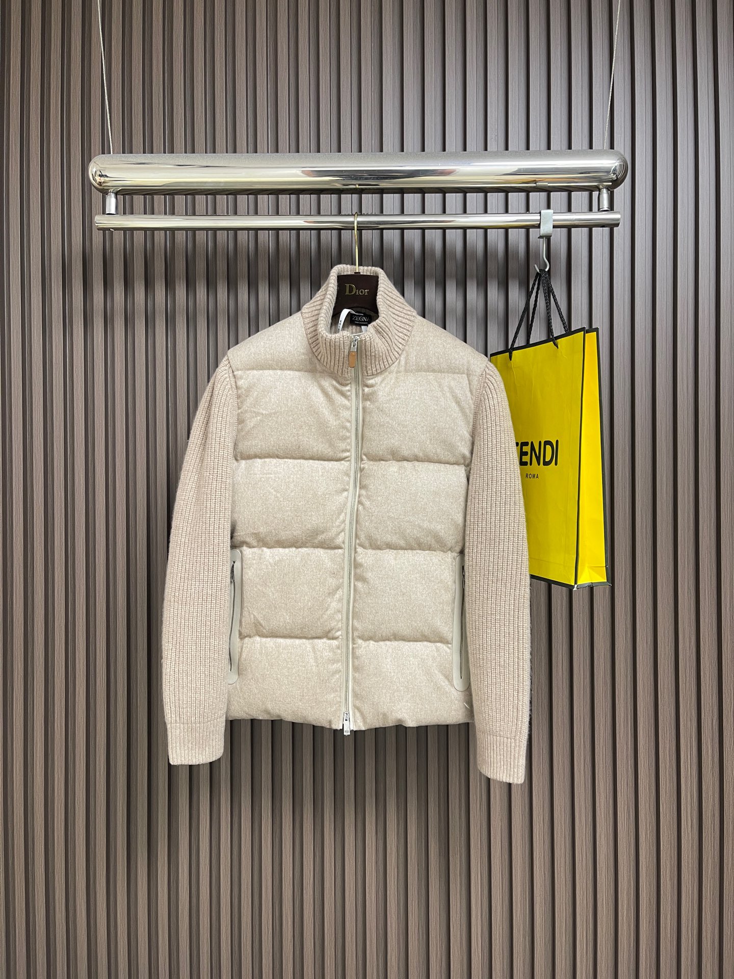 NO:690696,zegna  OasiCashmere full-zip patchwork knitted down short jacket. This full-zip short jacket is crafted from Ermenegildo Zegna fine wool. The quilted structure is filled with goose down to double the warmth. The jacket is made of fine knitted fabric with a pearl-like delicate pattern and laminated decoration.  The hood has more intimate protection, with a ribbed stand-up collar and embellished leather details. Do not wash. Do not bleach. Do not turn over to dry. Lay flat to dry. Maximum iron soleplate temperature 110C. Regular dry cleaning. Sizes 46-52,,zegna,jackets  & coats,down jacket,19860909zegna OasiCashmere全拉链拼接针织羽绒短夹克,这款全拉链短夹克以杰尼亚精细羊毛精制而成,绗缝结构填充鹅绒,倍增温暖感受,夹克采用精细针织面料,呈现珍珠般精致图案,层压饰面带来更多贴心防护,配以罗纹立领,缀饰皮革细节,不可水洗.不可漂白.不可翻转干燥.平摊晾干.熨斗底板最高温度110C.常规干洗.尺码46-52,,zegna,jackets & coats,down jacket,,Men's clothing