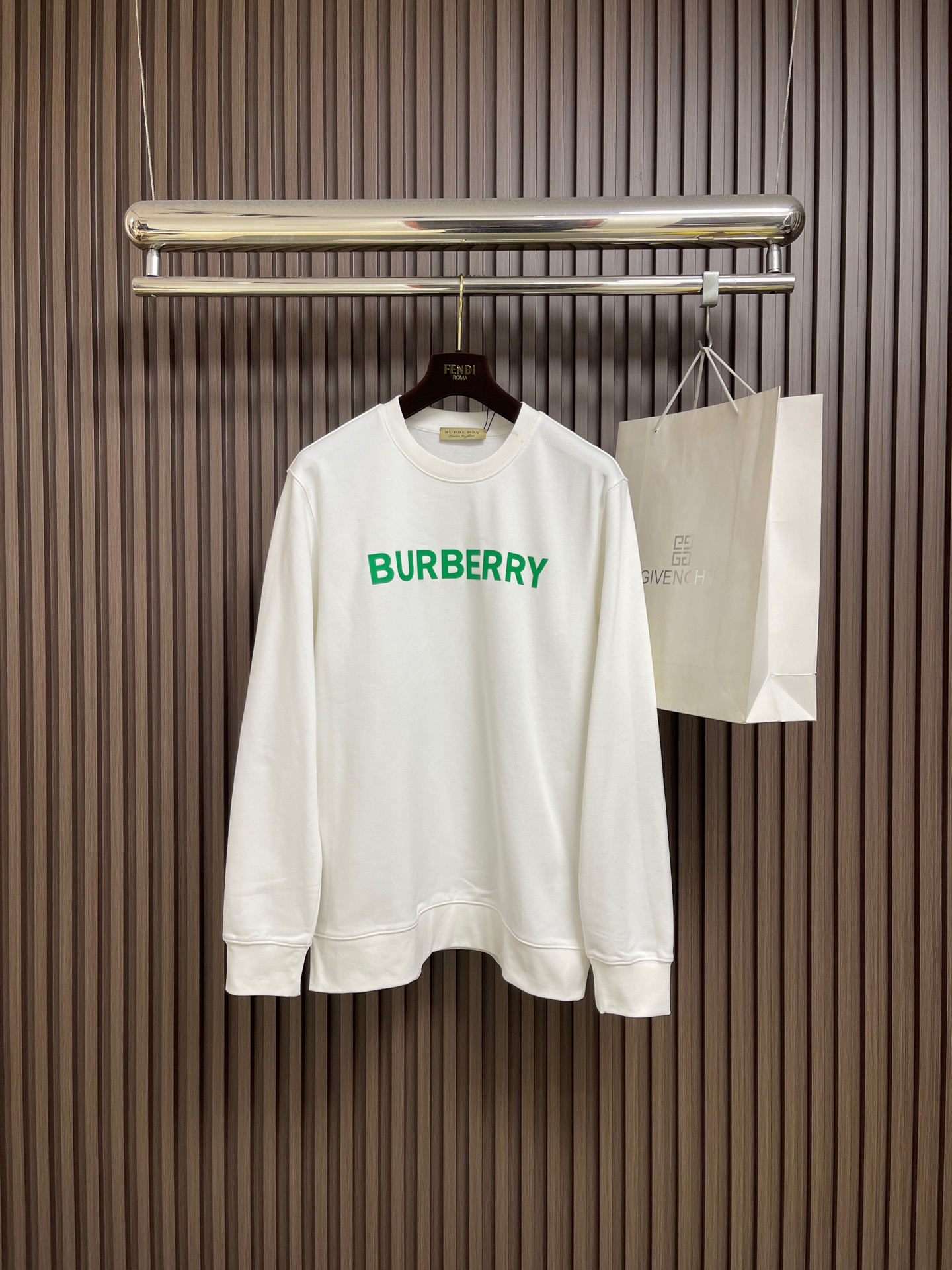 NO:690684,Burberry letter print logo crew neck sweatshirt, knitted crew neck cotton crew neck sweatshirt, terry cotton fabric, brand letter logo print on the chest, ribbed knit collar, classic tailoring, same style for men and women. Sizes M-XXL M size Length 69 shoulder width 48 bust 112 sleeve length 64 L size length 71 shoulder width 49 bust 116 sleeve length 65.5 XL size dress length 73  Shoulder width 51, bust 120, sleeve length 67, XXL size, dress length 75, shoulder width 52, bust 124, sleeve length 68.5,,burberry,hoodie,sweatshirts,19860909Burberry 字母印花logo圆领卫衣,针织圆领棉布圆领卫衣,毛圈棉质面料,前胸品牌字母logo印花,罗纹针织衣领,经典剪裁版型,男女同款.尺码M-XXL M码 衣长69肩宽48胸围112袖长64 L码衣长71 肩宽49胸围116袖长65.5 XL码 衣长73 肩宽51胸围120袖长67 XXL码 衣长75 肩宽52胸围124袖长68.5,,burberry,hoodie,sweatshirts,,Men's clothing