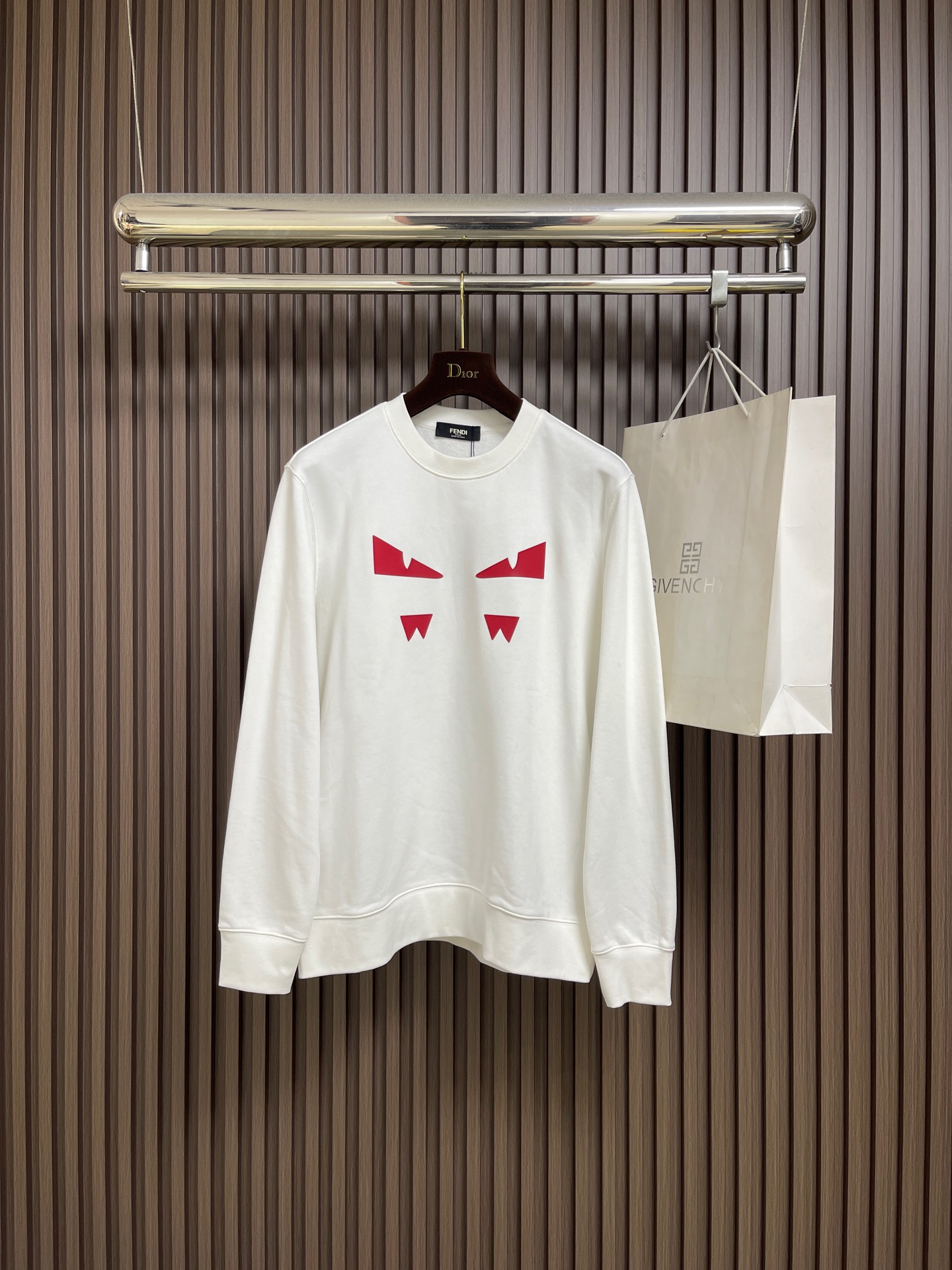 NO:690661,FENDI 2026SS early spring classic little monster eyes cotton round-neck sweatshirt, made of 24-count special woven compact cotton fabric, weight 380g, glossy pattern dyeing, consistent with the color of the fabric, uniform and glossy. The three-dimensional shape is stable and not easy to deform after long-term washing. Sizes M-XXL  Shoulder width 49 Bust 116 Sleeve length 65.519860909FENDI 2026SS早春经典小怪兽眼睛棉质圆领卫衣,采用24支特纺紧密棉面料,克重380g,具有光泽感的对版定染,与面料色泽一致,均匀有光泽度.版型立体造型稳定,久洗不易变形.尺码M-XXL M码 衣长69肩宽48胸围112袖长64 L码衣长71 肩宽49胸围116袖长65.5 XL码 衣长73 肩宽51胸围120袖长67 XXL码 衣长75 肩宽52胸围124袖长68.5,,fendi,hoodie,sweatshirts,,Men's clothing