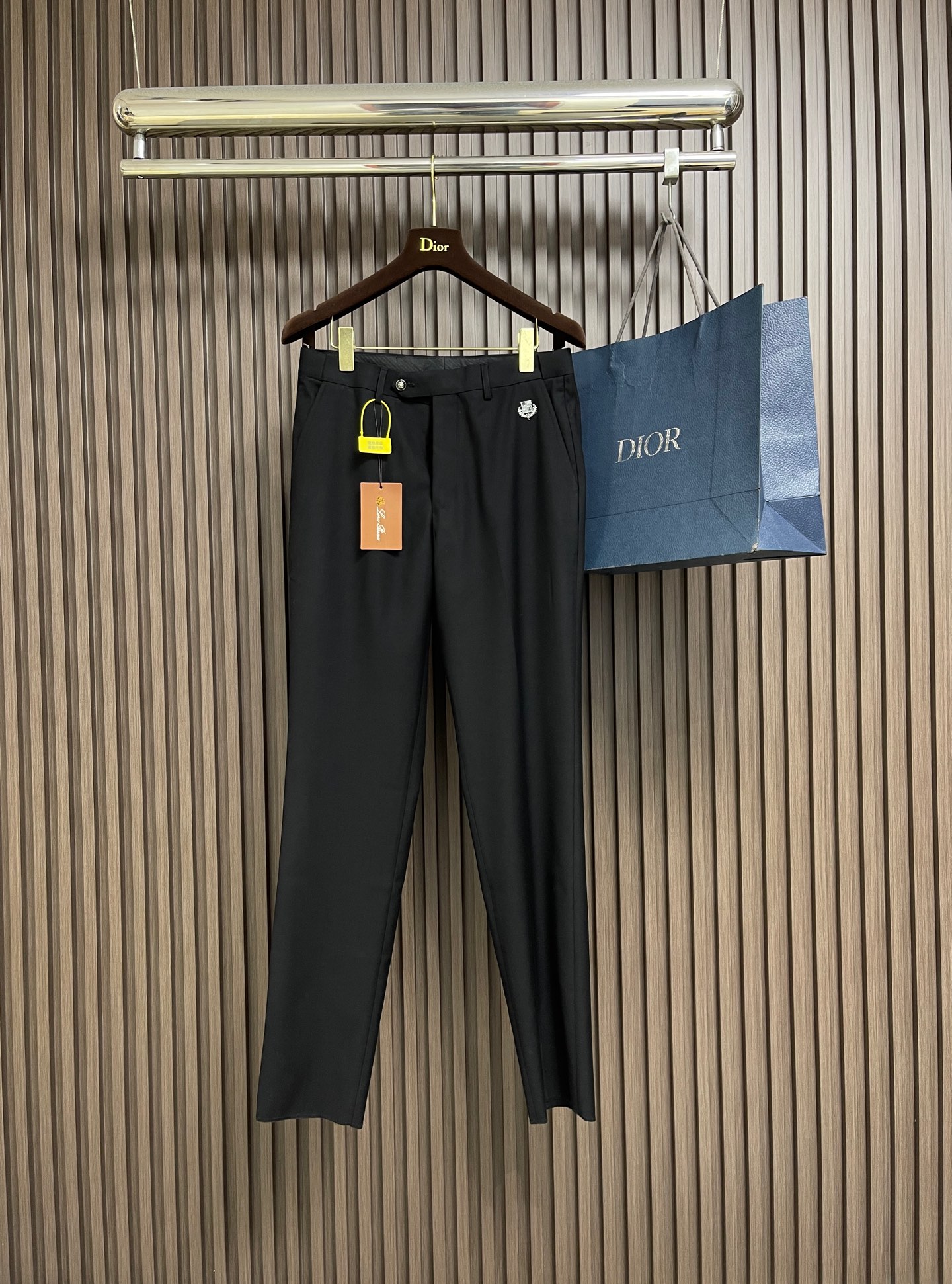 NO:691514,The whole set can be sold separately, single suit, trousers, LP Loropiana 2026ss early spring catwalk style metal LOGO on the chest  Suit and trousers suit with cuff handmark logo, neat and ergonomic tailoring, tall and handsome upper body, comfortable and slim fit, and gentlemanly demeanor at a glance. Selected fabrics, soft and delicate feel, good luster and elasticity. This suit is a good choice for sportsmen. The silhouette and waist cut add more comfort to sportsmen's clothing, making them look slim but handsome. The trousers size is 29-38 and the suit size is 46-58.  Suit size 46, length 73, shoulder width 43.5, chest 100, size 48, length 75, shoulder width 45, chest 104, size 50, length 77, shoulder width 46.5, length 79, size 52, length 79, shoulder width 47.4, chest 112, size 54, length 81, shoulder width 48.6, chest 116, length 56, 81, shoulder width 49.8  Bust 120, size 58, length 82, shoulder width 51, bust 124, trousers size 29, length 101, waist 73, hips 91, size 30, length 103, waist 75, hips 93, size 31, length 103, waist 79, hips 97, size 32, size 105, waist 81, hips 99, size 33, length 105  Waist 83 Hips 103 Size 34 Pants length 105 Waist 87 Hips 105 Size 36 Pants length 107 Waist 91 Hips 109 Size 38 Pants length 109 Waist 97 Hips 115,,loro piana,loro piana,business suit,19860909整套 可拆卖 单西服 西裤 LP Loropiana 诺悠翩雅 2026ss早春走秀款胸前金属LOGO 袖口手标标识西装西服西裤套装,利落而符合人体工学的剪裁,上身挺拔帅气,舒适修身,绅士风度一览无遗.精选面料,手感柔软而细腻,光泽和弹性较好.配此款西装是型男们不错的选择,廓型感和收腰剪裁,为型男们的着装平添更多舒适度,显瘦而不失帅气.西裤码数29-38 西服码数46-58 西服 46码衣长73 肩宽43.5胸围100 48码衣长75 肩宽45 胸围104 50码衣长77 肩宽46.5胸围108 52码衣长79 肩宽47.4胸围112 54码衣长81 肩宽48.6 胸围116 56码衣长81 肩宽49.8 胸围120 58码衣长82 肩宽51胸围124 西裤 29码 裤长101腰围73臀围91 30码 裤长103 腰围75臀围93 31码裤长103 腰围79臀围97 32码 裤长105 腰围81 臀围99 33码 裤长105 腰围83臀围103 34码 裤长105 腰围87臀围105 36码 裤长107 腰围91臀围109 38码 裤长109 腰围97臀围115,,loro piana,loro piana,business suit,,Men's clothing