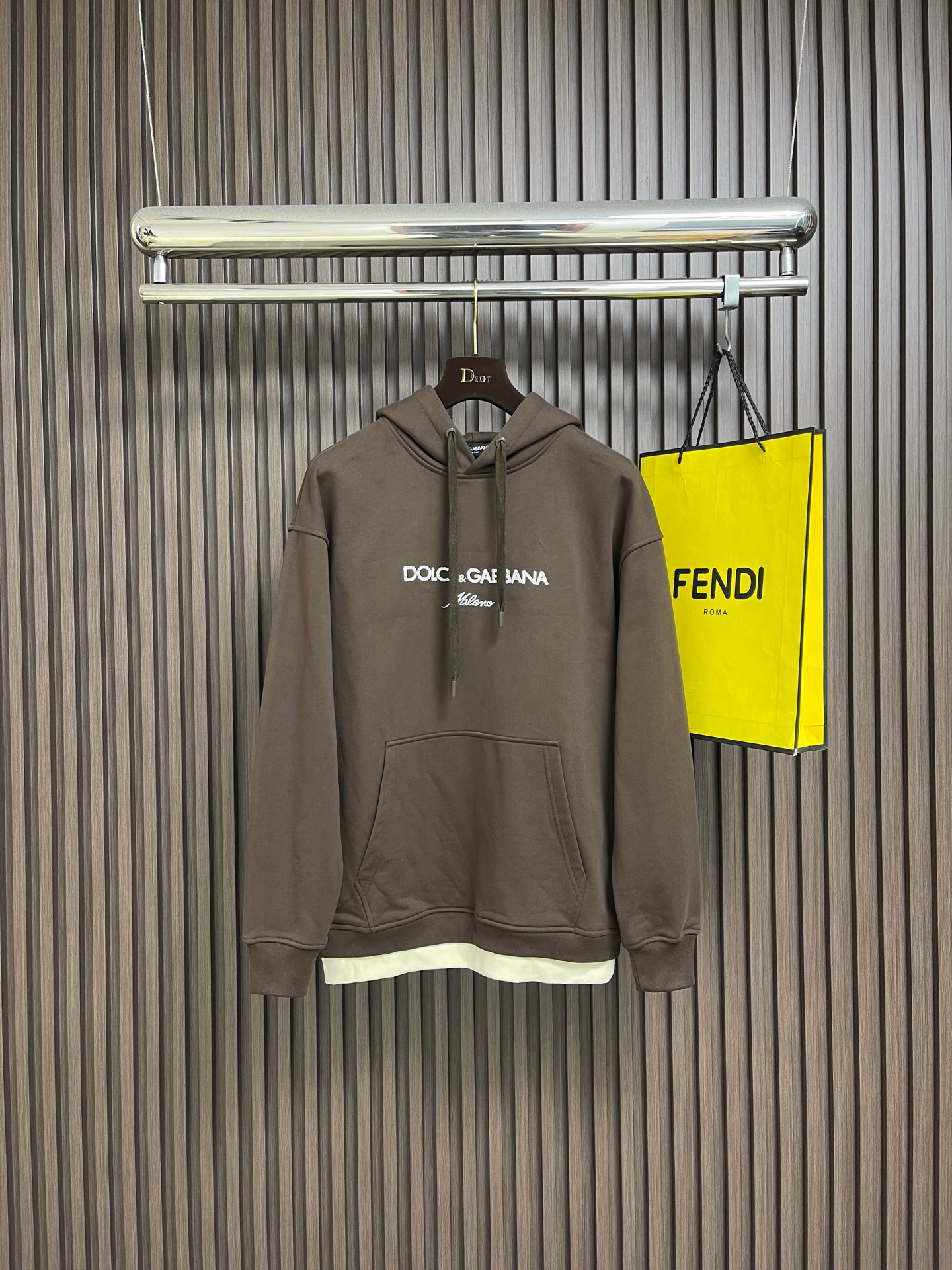 NO:690693,DolceGabbana DG 2026ss early spring hooded sweatshirt, a continuation of the classic style, the design of the logo embroidery on the chest is very attractive and fitted. The fabric is made of composite velvet fabric, which feels comfortable and is known as a breathable fabric. Through the structural design, it adopts a three-piece fabric structure of the inner, middle and outer parts to achieve a warm effect, good wrinkle resistance, soft and comfortable, skin-friendly, smooth, breathable and warm.  The fabric as a whole has a good backbone, and the overall upper body is tall and stylish!  Size 44-46-48-50-52 M-3XL 44/M Back center length 67 Shoulder width 56.5 Bust 106 46/L Back center length 69 Shoulder width 58 Bust 110 48/XL Back center length 71 Shoulder width 59.5 Bust 114 50/2XL Back center length 73 Shoulder width 61 Bust 118  52/3XL back center length 75, shoulder width 62.5, bust 122,,Dolce&Gabbana,Dolce&Gabbana,hoodie,sweatshirts,hats,19860909DolceGabbana杜嘉班纳 DG 2026ss早春连帽卫衣,经典款式的延续, 胸口logo刺绣的设计 很有亮点合体的版型 面料采用复合绒面料,手感舒适,被誉为会呼吸的面料,通过结构设计采用里、中、外三片的织物结构,达到保暖效果,抗皱性佳入手柔软舒适, 亲肤爽滑透气保暖 面料整体又有着很好的骨干,整体上身挺拔有型！尺码44-46-48-50-52 M-3XL 44/M 后中衣长67肩宽56.5 胸围106 46/L后中衣长69肩宽58胸围110 48/XL 后中衣长71 肩宽59.5 胸围114 50/2XL后中衣长73肩宽61 胸围118 52/3XL后中衣长75肩宽62.5 胸围122,,Dolce&Gabbana,Dolce&Gabbana,hoodie,sweatshirts,hats,,Men's clothing