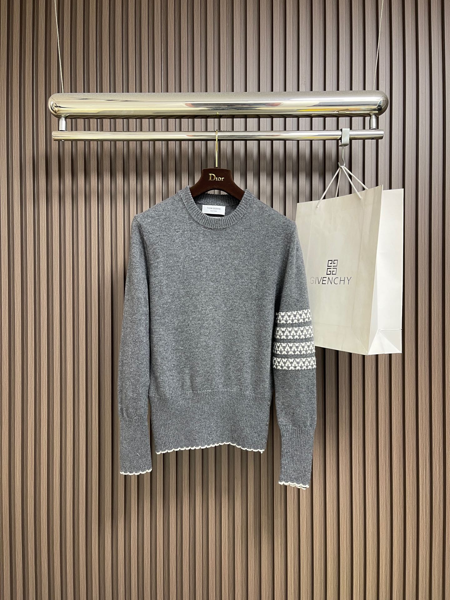 NO:690687,TB THOM BROWNE Snowflake dog wool round neck long-sleeved knitted sweater on the back, Fair Isle series snowflake puppy on the chest with snowflake texture intarsia craftsmanship and three-dimensional dog graphic sleeve intarsia. 4 snowflake textures, imported chicken juice with 12-needle machine, hem cuffs with two centimeters thread, 3-button wool yarn composition is made of 30 wool 30 nylon 30 acrylic. The overall wiring is straight and delicate, the fabric is comfortable and soft, the color is consistent and there is no color difference  It can be matched with the same style to create a fashionable look, and can be used in various occasions. Customized accessories, complete with three standards, same style for men and women!  Size 1-2-3-4 1 size bust 96 shoulder width 41 length 64 2 size bust 102 shoulder width 42 length 66 3 size bust 108 shoulder width 43 length 68 4 size chest 112 shoulder width 44 length 70,,sweaters,19860909TB THOM BROWNE 背后雪花狗羊毛圆领长袖针织毛衣,费尔岛系列雪花小狗胸前雪花纹理嵌花工艺的立体狗图形袖子嵌花.4条雪花纹理,用12针机器进口鸡汁,下摆袖口采用两公分螺纹,3粒扣毛纱成分采用30羊毛30尼龙30晴纶.整体走线平直细腻,面料舒适柔软,颜色一致无色差 能与同款搭配营造时尚造型,驾驭各种场合,定制辅料,三标齐全,男女同款！尺码1-2-3-4 1码 胸围96 肩宽41衣长64 2码 胸围102 肩宽42衣长66 3码 胸围108 肩宽43衣长68 4码 胸围112 肩宽44衣长70,,sweaters,,Men's clothing