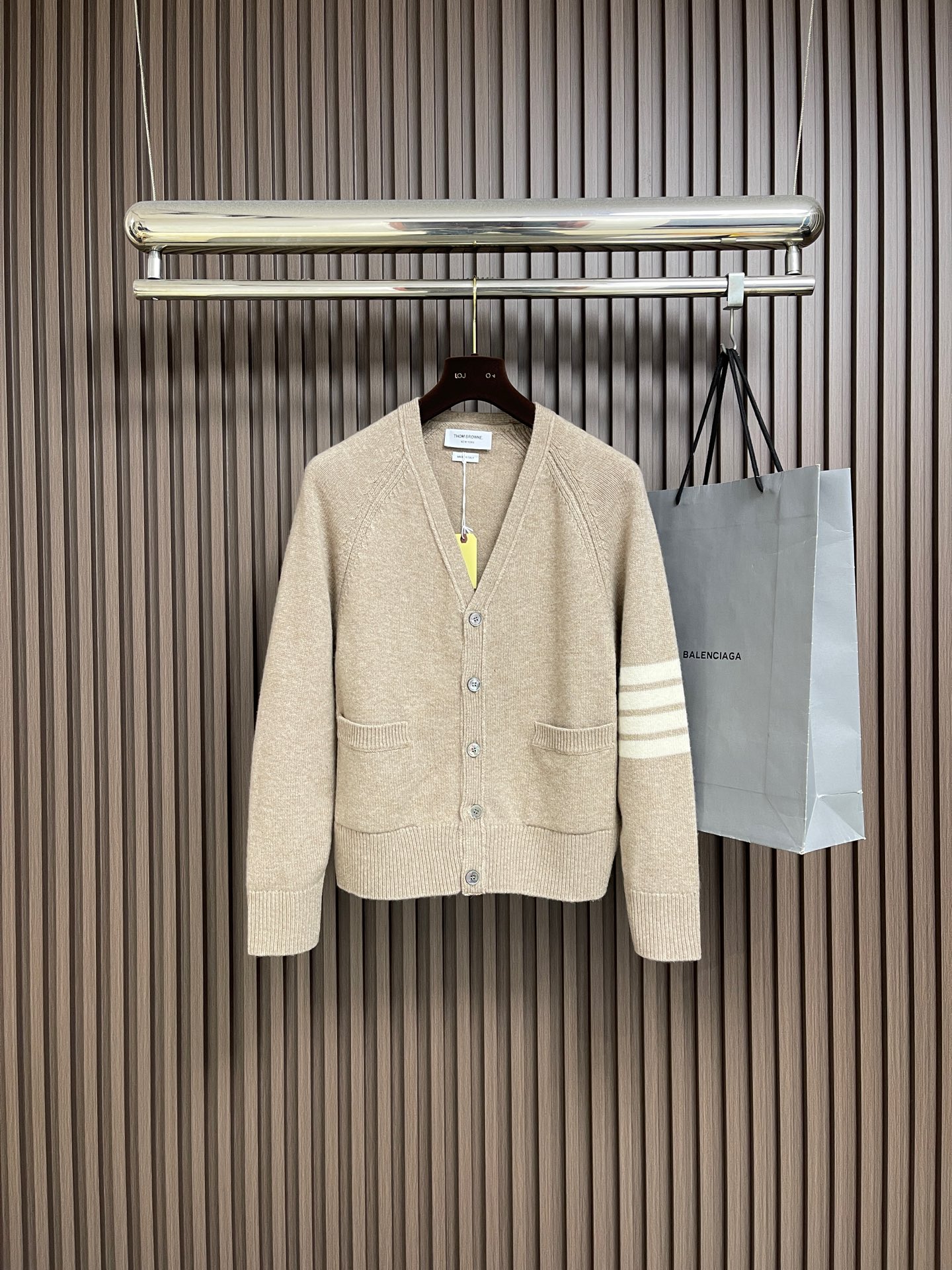 NO:690664,TB THOM  BROWNE's classic four-stripe wool knitted cardigan. The wool yarn is made of pure wool. It is a must-have cardigan every autumn and winter. It has the same feel and texture as the original version. It uses deep-sea shell buckles. STOLL flat knitting machine 14  The needle machine knitted sheet, cover plate and parking space webbing are aligned with each other. The texture of the upper body is super soft, delicate and waxy. It can be worn inside or outside. It is one of the annual purchases for orders from Asia, Korea and Vietnam. The overall routing is straight and delicate, the fabric is comfortable and soft, and the color is consistent with no color difference.  It can be matched with the same style to create a fashionable look, and can be used in various occasions. Customized accessories, complete with three standards, same style for men and women!  Size 1-2-3-4-5,,19860909TB THOM BROWNE经典四条杠羊毛针织开衫,毛纱采用全羊毛,纯正色纺每年秋冬必备开衫过年必入手一件,澳毛羊毛材质手感质感与原版一致,采用深海贝壳扣,STOLL横机14针机器织片,封盘,车位织带对位对格上身质感超强柔软细腻软糯,内搭外穿都OK.亚洲韩国越南订单采购每年选购之一款.整体走线平直细腻,面料舒适柔软,颜色一致无色差 能与同款搭配营造时尚造型,驾驭各种场合,定制辅料,三标齐全,男女同款！尺码1-2-3-4-5,,,Men's clothing