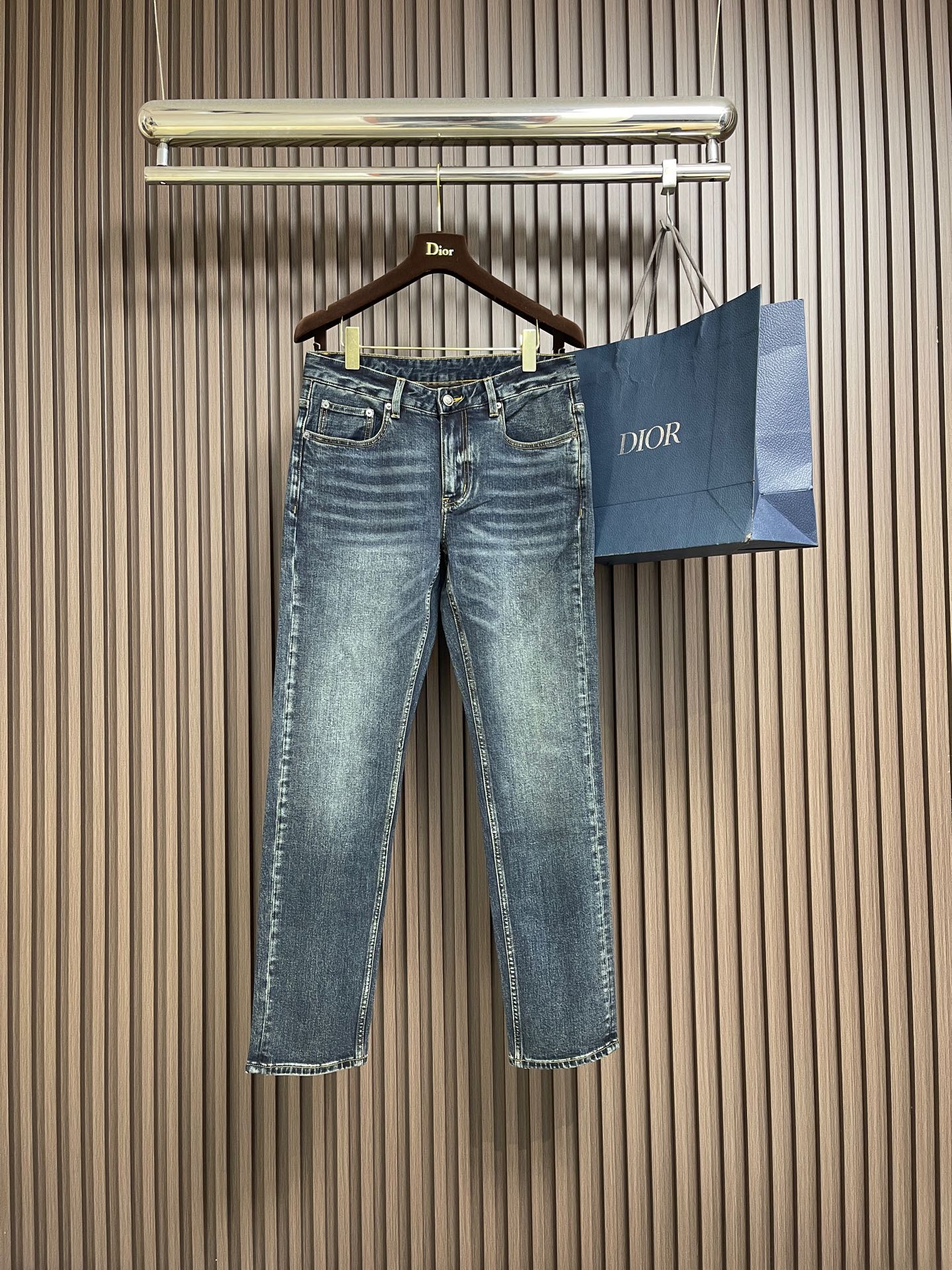 NO:691545,LP Loropiana washed jeans, sharp cut visible to the naked eye, straight slim fit!  Custom-woven and dyed denim denim fabric, the waistband is a classic leather label!  The inner lining has belt loop details, dense and neat wiring, customized hardware with logo engraving, classic fly zipper, and a five-pocket basic model that is easy on the upper body!  Size 29-38 Yes 35 No 37,,loro piana,loro piana,jeans,19860909LP Loropiana 水洗牛仔裤 肉眼可见的利落裁剪,直筒修身款裤型！定织定染牛仔丹宁布面,裤腰是经典的皮标！内衬有腰带袢细节,密实齐整走线,客供定制五金并有logo雕刻,经典门襟拉链,五口袋的基础款,上身不挑人！尺码29-38 有35 无37,,loro piana,loro piana,jeans,,Men's clothing