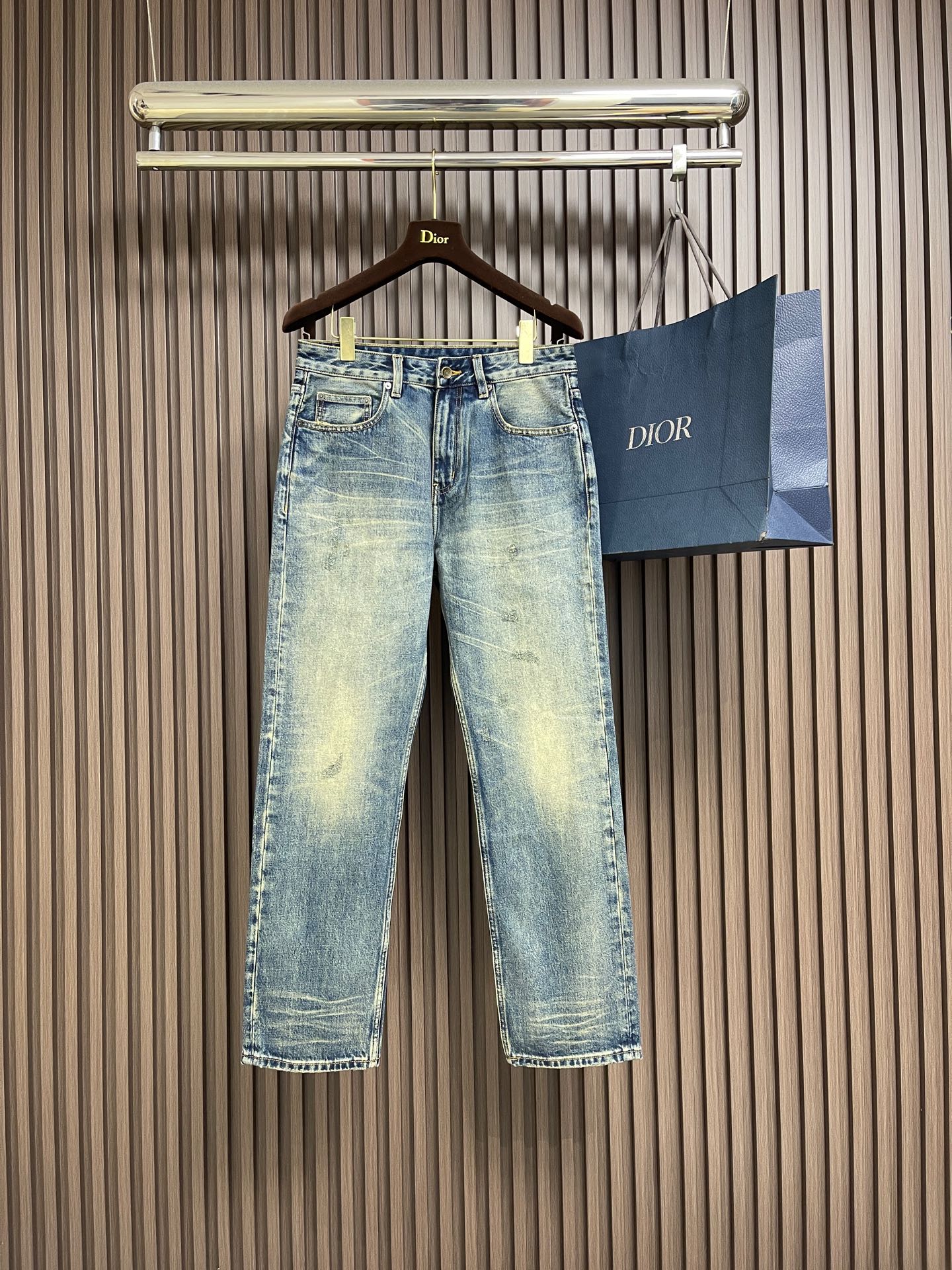 NO:691548,DG 2026SS new logo denim trousers, suitable for daily life and leisure. The selected denim fabrics have been washed, polished and distressed through multiple processes. The excellent fit makes the trousers have good upper body comfort, which is very important for jeans. The original hardware and accessories are provided by the customer, with great sense of design, full details and workmanship. Sizes 29-38, 35, no 37,,jeans,19860909DG 2026SS新款标识牛仔长裤,生活休闲日常皆宜.选用的牛仔布料全部经过多道工序洗水、打磨、做旧处理 极好的版型使的裤装有很好的上身舒适度,牛仔裤这点非常非常重要.客供原版五金辅料,极具设计感, 十足的细节、做工之处处到位.尺码29-38 有35 无37,,jeans,,Men's clothing