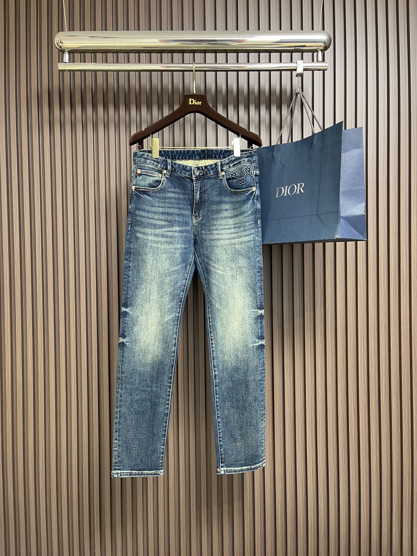 NO:691551,GUCCI men's straight-leg casual jeans, modern and fashionable tailoring design, woven from Japanese denim plain cotton denim fabric.  The top-notch stone-washing process makes the texture reach the old taste of the 1980s, making it soft, delicate, comfortable and breathable, and the color has a modern and fashionable sense of vicissitudes.  The upper body is versatile and fashionable.  Fresh and natural colors reveal a classic and fashionable atmosphere all the time.  Professional selvedge technology locks the seams neatly and meticulously.  Classic five-pocket design.  The leather embossed logo + the original metal buttons shine brightly, highlighting the quality advantage. Sizes 29-38 have 35 without 37,,gucci,louis vuitton,jeans,19860909GUCCI 男士直筒休闲牛仔裤 现代时尚的剪裁设计,客供日本denim平纹棉质牛仔面料梭织生产．顶尖的石磨水洗工艺让质感达到80年代的老味,柔软细腻舒适透气,色泽拥有现代时尚的沧桑感．上身百搭时尚．清新自然的色彩无时无刻不透露着经典时尚气息．专业的selvedge工艺锁边缝纫封锁工整细致．经典的五口袋设计．皮革压纹标识＋原厂金属钮扣绽放光亮,凸显品质优势.尺码29-38 有35 无37,,gucci,louis vuitton,jeans,,Men's clothing