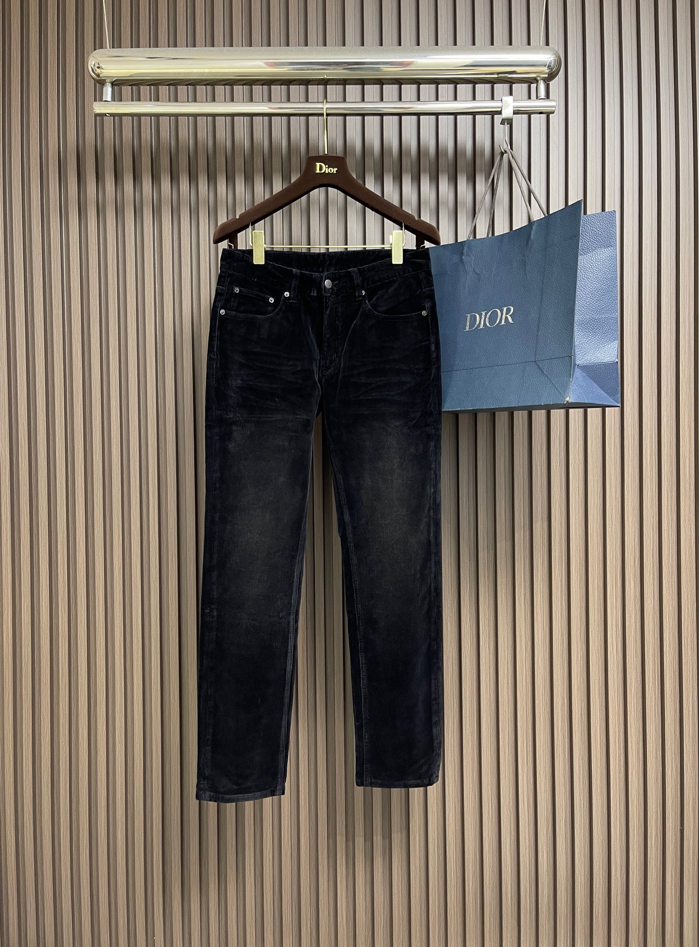 NO:691542,Prada 2026fw autumn and winter new straight corduroy casual pants, suitable for all ages. Imported suede. Comfortable, soft and skin-friendly, with super upper body effect, fashionable and versatile, straight and stylish, a wardrobe must-have!  Suitable for any occasion. Sizes 29-38, 35, 37, prada,19860909Prada 2026fw秋冬新款直筒灯芯绒休闲裤,适合各个年龄段.进口绒面.舒适柔软亲肤,上身效果超级棒时尚百搭,笔挺有型,衣橱必备！适合任何场合穿着.尺码29-38 有35 无37,,prada,,Men's clothing