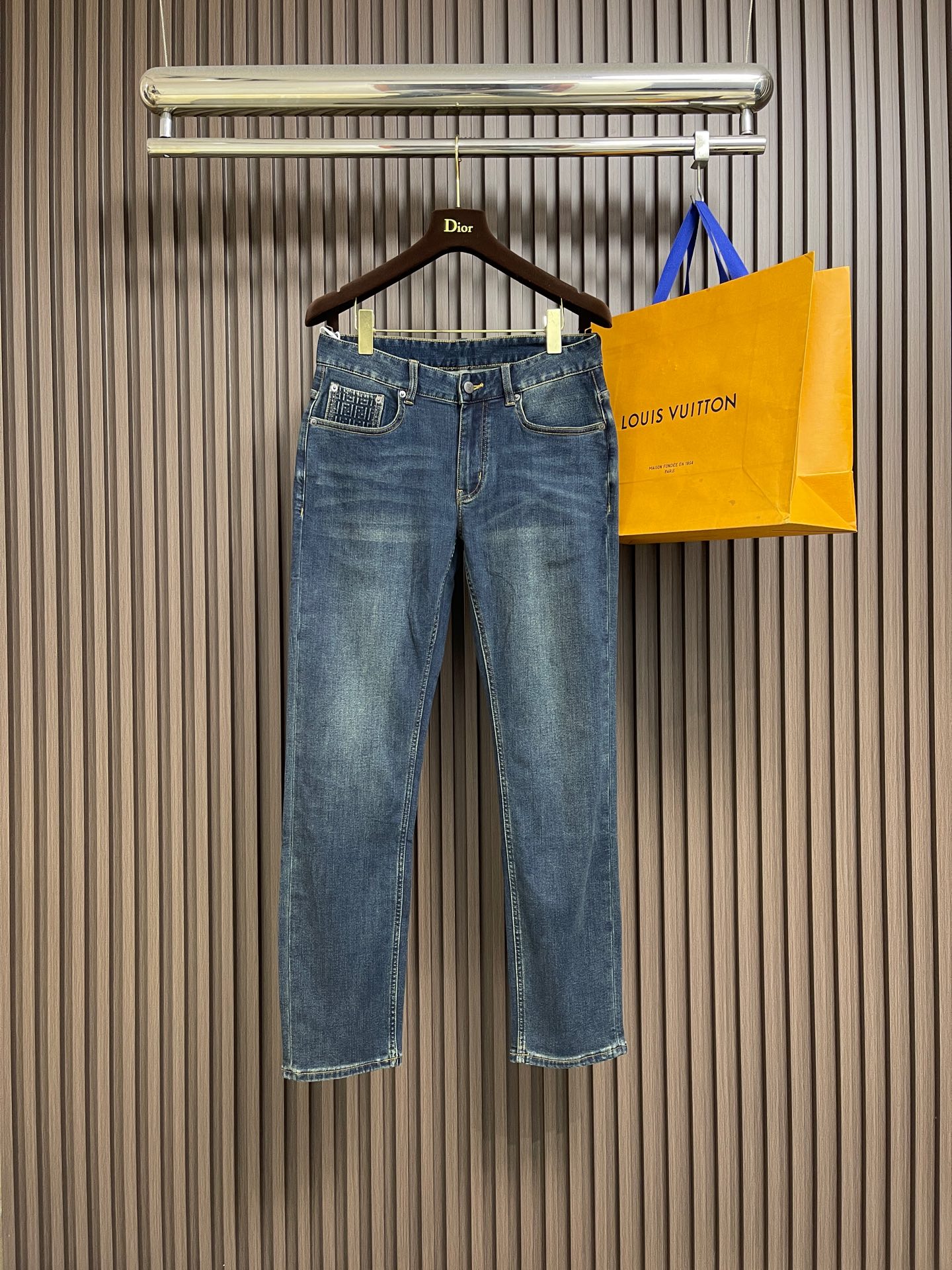 NO:690676,Fendi's new jeans, custom-made imported denim fabric, with outstanding texture. Classic five-pocket design, embossed logo design, original hardware and accessories, meticulous attention to detail, and perfect production. Sizes 29-38, yes 35, no 37,,fendi,jeans,19860909Fendi 新款牛仔裤,订制进口丹宁布料,质感卓然.经典五袋设计,压印 logo标识设计,原厂一致五金辅料,细节做到极致,出品堪称完美.尺码29-38 有35 无37,,fendi,jeans,,Men's clothing