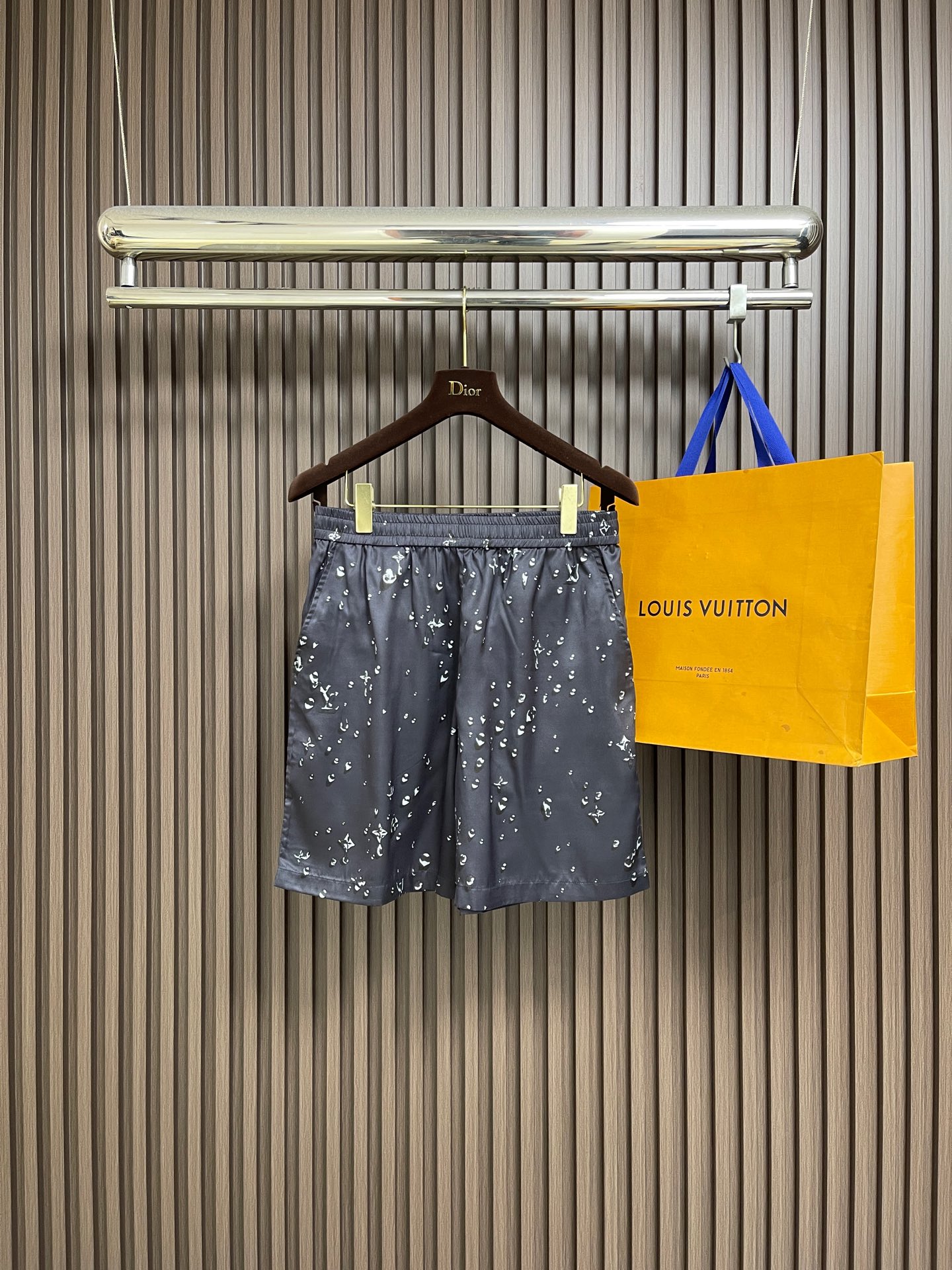 NO:691524,Tops and pants LV 2026SS early spring new full-width Monogram waterdrop jacquard short-sleeved poplin shirt and shorts suit, cut from drapey mulberry silk twill fabric, embellished with Monogram Waterdrops print throughout. The classic logo turns into trompe l'oeil raindrops, echoing the British pastoral theme of this season. Pair with the same shorts to create a fashionable vacation look. Sizes S-XL, Louis Vuitton, shorts, shirts, T-shirt,19860909上衣 裤子 LV 2026SS早春新款全幅Monogram水滴提花短袖府绸衬衫短裤套装,采用垂顺的桑蚕丝斜纹面料裁成,全幅点缀 Monogram Waterdrops 印花.经典标识化作错视雨滴,呼应本季的英伦田园主题.搭配同款短裤,打造时髦度假造型.尺码S-XL,,louis vuitton,shorts,shirts,T-shirt,,Men's clothing