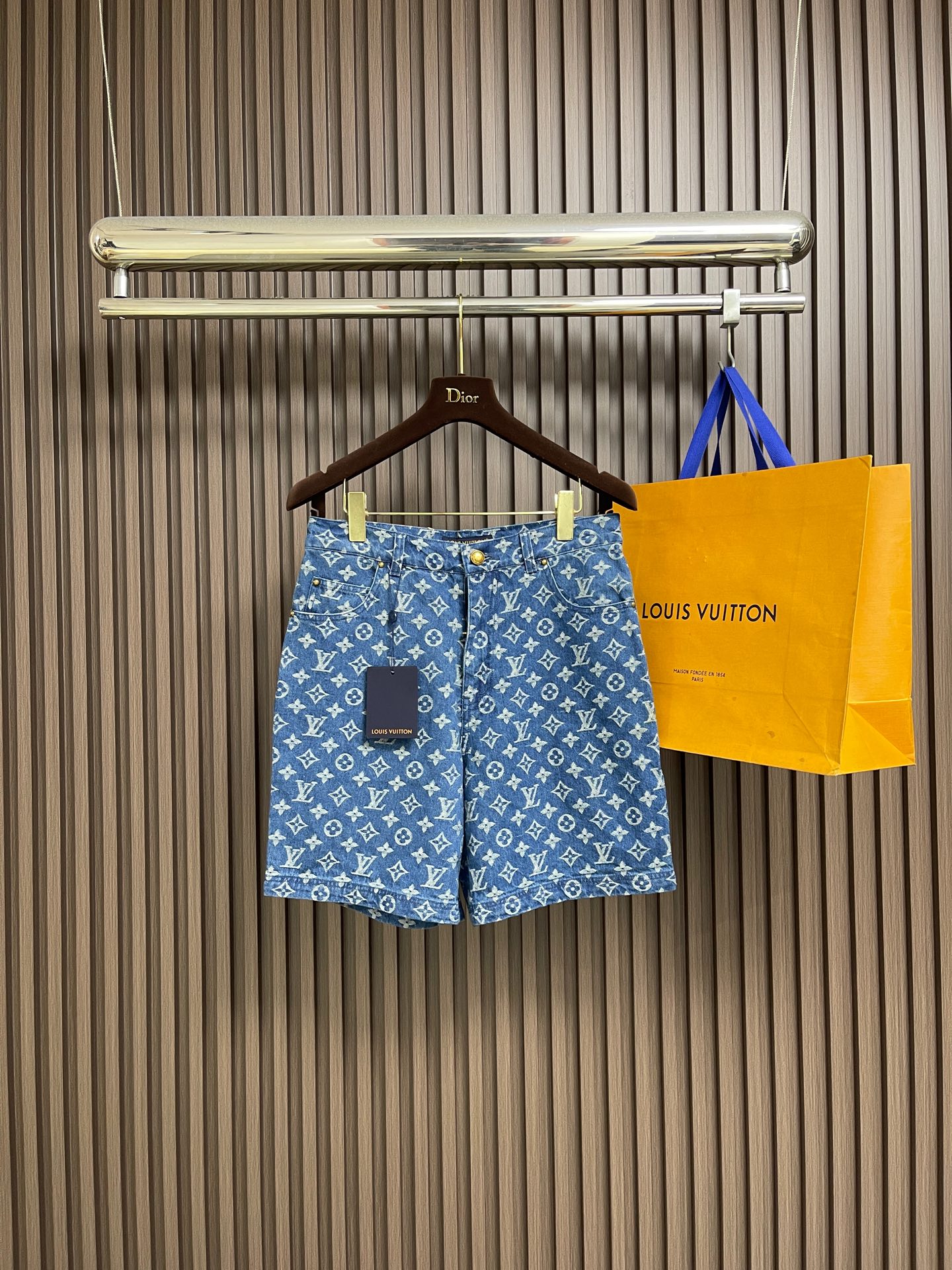 NO:691525,LV all-over printed denim shorts, classic denim blue collides with LV presbyopia all over printed, a perfect balance between retro and luxury!  Selected washed denim fabric, soft and firm but not stuffy, super comfortable for daily wear ~ Loose five-quarter pants are tolerant and easy to control the body, metal buttons + classic pocket design details are full. Size 29-30-31-32 S-XL The counter size is larger 29/S Waist 80 Hips 100 Pants length 47 30/M Waist 84 Hips 104 Pants length 47.5  31/L waist 88 hips 108 pants length 48 32/XL waist 92 hips 112 pants length 48.5,,louis vuitton,shorts,19860909LV 满印牛仔短裤,经典丹宁蓝碰撞LV老花满印,复古与奢潮狠狠拿捏！精选水洗牛仔面料,软挺有度不闷肤,日常穿超舒服～宽松五分裤型对身材包容轻松驾驭,金属纽扣＋经典口袋设计细节拉满.尺码29-30-31-32 S-XL 专柜码数偏大 29/S腰围80 臀围100 裤长47 30/M 腰围84 臀围104 裤长47.5 31/L腰围88 臀围108 裤长48 32/XL 腰围92 臀围112 裤长48.5,,louis vuitton,shorts,,Men's clothing