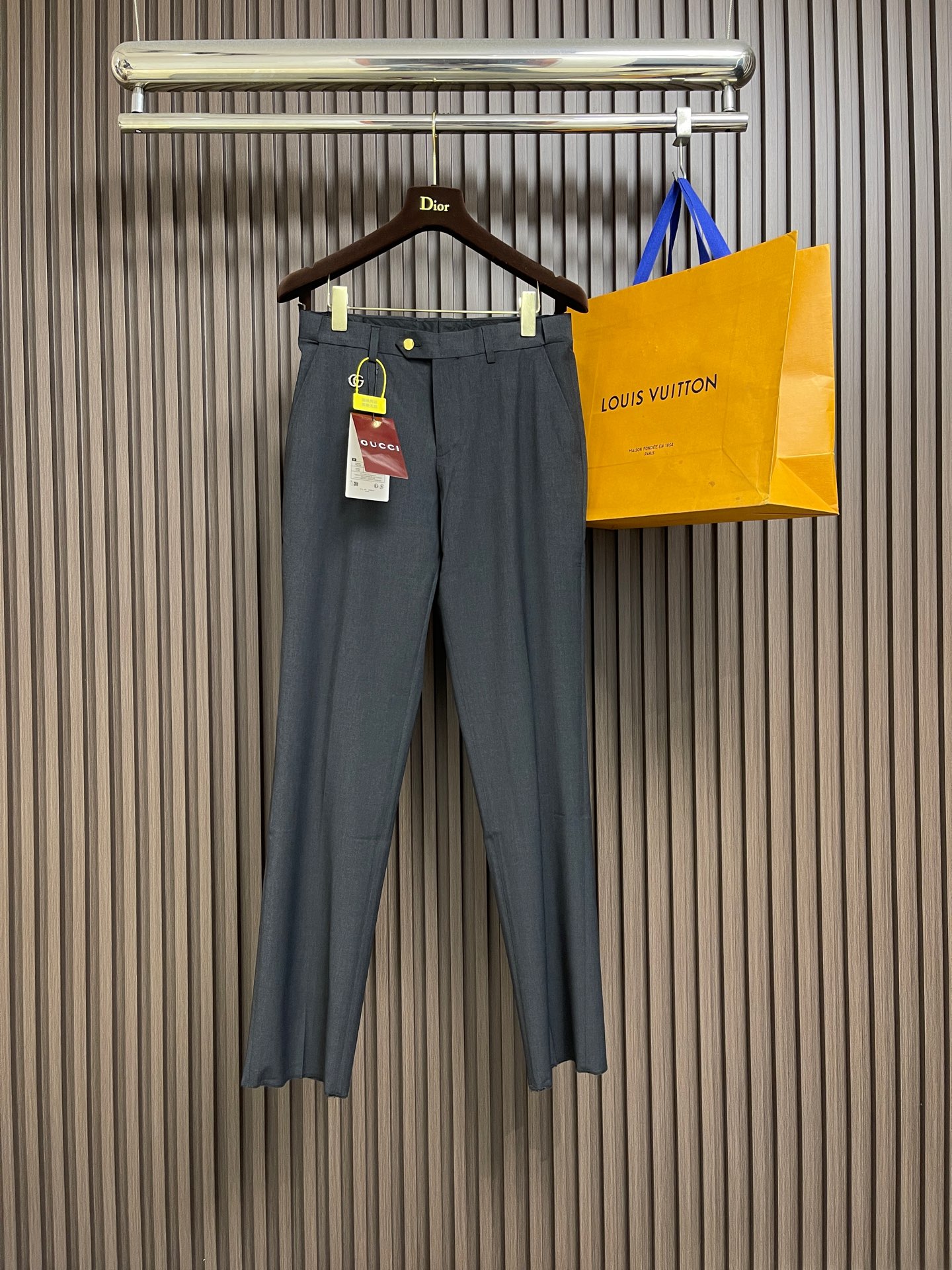 NO:691533,The whole set can be sold separately. Single suit and trousers GUCCI  2026FW early spring new hardware LOGO logo simple casual suit suit and trousers suit, with notch lapel as a timeless formal symbol, accurately balancing formality and casual atmosphere, suitable for diverse scenes such as business meetings, workplace commuting and even light business banquets. The two-button opening and closing design optimizes the body proportions, outlines the straight shoulder line and smooth waistline, and hides the exquisite thought of high-definition tailoring. The entire suit adopts the same color precision routing, and the details are highlighted.  Showing the brand's inherited sewing technology, every stitch embodies the ultimate pursuit of quality. From fabric selection to pattern polishing, from detail processing to style presentation, this suit is not only a perfect fusion of high-end fabrics and exquisite craftsmanship, but also a tool for urban elites to show their taste and style. Say goodbye to the same commuter clothes and use a premium suit to unlock the charm of a man who is calm and restrained without losing quality. Pants size 29-38  Suit size 46-58 suit size 46, length 73, shoulder width 43.5, bust 100, size 48, length 75, shoulder width 45, chest 104, size 50, length 77, size 50, length 77, size 52, length 79, size 52, shoulder width 47.4, chest 112, size 54, length 81, shoulder width 48.6, bust 116  Size 56, length 81, shoulder width 49.8, bust 120, size 58, length 82, shoulder width 51, bust 124, size 29 trousers, length 101, waist 73, hips 91, size 30, length 103, waist 75, hips 93, size 31, length 103, waist 79, hips 97, size 32, length 105, waist 81, hips 99.  Size 33, pants length 105, waist 83, hips 103. Size 34, length 105, waist 87, hips 105. Size 36, length 107, waist 91, hips 109. Size 38, length 109, waist 97, hips 115,,gucci,business suit,19860909整套 可拆卖 单西服 西裤GUCCI 2026FW早春新款五金LOGO标识简约休闲西装西服西裤套装,平驳领作为永不过时的正装符号,精准平衡正式感与休闲氛围,适配商务会议、职场通勤乃至轻商务宴请等多元场景.两粒扣开合设计优化身形比例,勾勒挺拔肩线与流畅腰线,暗藏高定剪裁的精妙心机.整套套装采用同色系精密走线,细节处彰显品牌传承的缝纫工艺,每一处针脚都凝聚着对品质的极致追求.从面料甄选到版型打磨,从细节处理到风格呈现,这款西装套装既是高端面料与精湛工艺的完美融合,也是都市精英彰显品味与格调的穿搭利器.告别千篇一律的通勤着装,用一件臻品西装,解锁沉稳内敛又不失质感的男士魅力.西裤码数29-38 西服码数46-58 西服 46码衣长73 肩宽43.5胸围100 48码衣长75 肩宽45 胸围104 50码衣长77 肩宽46.5胸围108 52码衣长79 肩宽47.4胸围112 54码衣长81 肩宽48.6 胸围116 56码衣长81 肩宽49.8 胸围120 58码衣长82 肩宽51胸围124 西裤 29码 裤长101腰围73臀围91 30码 裤长103 腰围75臀围93 31码裤长103 腰围79臀围97 32码 裤长105 腰围81 臀围99 33码 裤长105 腰围83臀围103 34码 裤长105 腰围87臀围105 36码 裤长107 腰围91臀围109 38码 裤长109 腰围97臀围115,,gucci,business suit,,Men's clothing