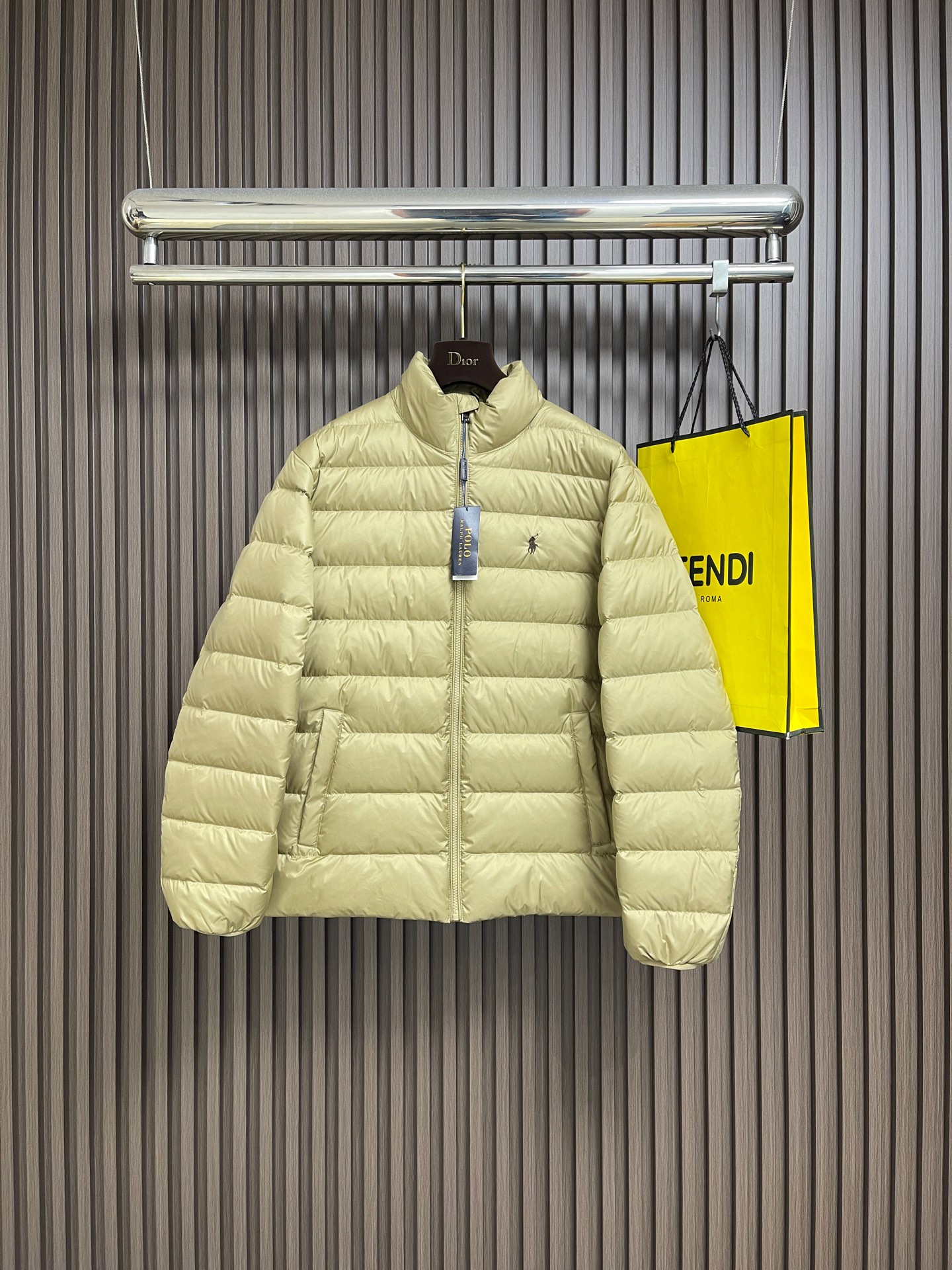 NO:691523,Ralph Lauren lightweight down jacket. The nylon fabric has good windproof and waterproof properties, which can effectively block the intrusion of wind and rain from the outside and keep the inside dry. It is suitable for wearing in humid or rainy environments. The red label on the chest is made of imported MEO embroidery machine.  First scan the original pattern and then use high-quality silk thread to make a pattern, and continue to make patterns to adjust the density effect. The details are processed and the exquisite zipper design is simple and elegant, easy to operate; the closing design of the cuffs and hem effectively prevents the intrusion of cold wind, improving the warmth and comfort of wearing. The high-quality filling is made of 90 white duck down, with a weight of 260g, ensuring excellent thermal insulation performance. After strict screening and processing, the down is not easy to drill, ensuring durability. Sizes S-XL, loro  piana,down jacket,19860909Ralph Lauren 拉夫劳伦轻便羽绒服,尼龙面料具有良好的防风防水性能,能有效阻挡外界风雨侵入 保持内部干爽,适合在潮湿或多雨的环境中穿着.胸口红标采用进口MEO刺绣机 先扫描原版图案再用高质量的丝线打版、不断打版看来调节密度效果.细节处理精致拉链设计简洁大方,易于操作；袖口和下摆的收口设计则有效防止寒风侵入,提升了穿着的保暖性和舒适度.高品质填充物选用90白鸭绒,克重达260g,确保保暖性能卓越.绒子经过严格筛选与处理之后,不易钻绒,保证了耐用性.尺码S-XL,,loro piana,down jacket,,Men's clothing