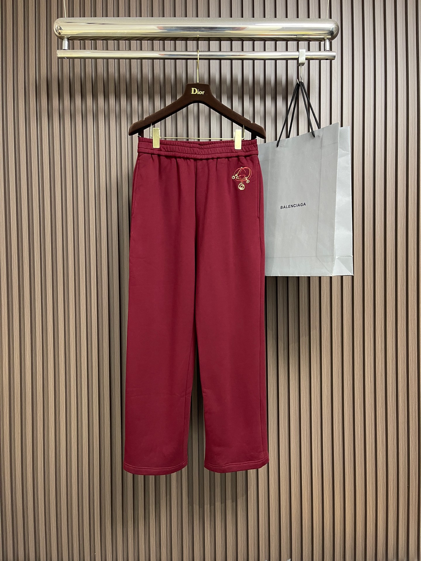 NO:691557,Tops pants GUCCI  2026SS Lunar New Year lapel half-pecked long-sleeved sweatshirt straight-leg pants suit, New Year series, customized YB imported raw cotton material, soft and skin-friendly, fashionable to wear, short velvet brushed lining for autumn and winter, thicker for warmth, lapel long-sleeved cutting, fashionable and casual, half-plucked design on the chest, one-sided chest embroidery outlines the Double G logo + chain buckle belt decoration, full of overall style  Full, high-end feeling is revealed, the loose version adds vitality, matched with the straight drawstring of the same series, the logo details are unified and coordinated, the loose silhouette is more casual, it is simple and advanced, essential for autumn and winter, casual sports wear fashion guide. Customized surface accessories. Sizes S-XL,, gucci, hoodie, sweatshirts,19860909上衣 裤子 GUCCI 2026SS贺岁翻领半开襟长袖卫衣直筒裤套装,新年贺岁系列,定制YB进口原生全棉材质,柔软亲肤,穿搭时髦,内里短绒磨毛秋冬厚度更保暖,翻领长袖裁剪,时髦休闲,胸前半开襟设计,单侧胸口刺绣勾勒双G徽标＋链扣带装点,整体格调满满,高级感顿显,宽松版型增添活力气息,搭配同系列直筒抽绳,徽标细节统一协调,版型宽松廓形更休闲,穿出简约高级,秋冬必不可少,休闲运动穿搭时尚指南.定制面辅料.尺码S-XL,,gucci,hoodie,sweatshirts,,Men's clothing