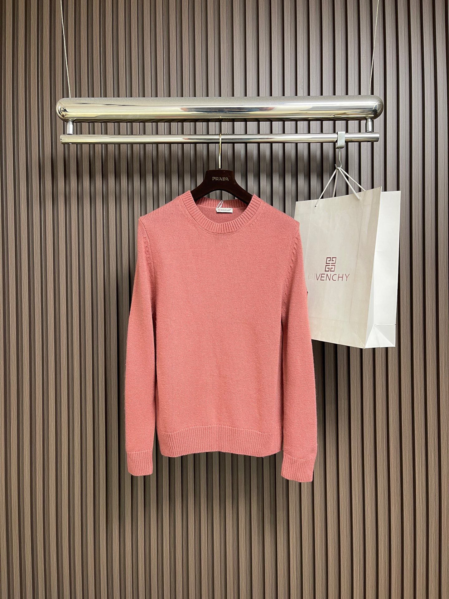 NO:691553,MONCLER sleeve arm patch logo round neck long-sleeved sweatshirt, the fabric is made of 380g double-strand pure cotton terry. The fabric thread is matched with 1*1 double yarn thread. Matching dyeing in the same cylinder. Sizes M-XXL  XXL size bust 110 sleeve length 68 shirt length 71,,hoodie,sweatshirts,19860909MONCLER 袖臂仔章徽标圆领长袖卫衣,面料采用380克双股纯棉毛圈.面料螺纹搭配1*1双纱螺纹.同缸配套定染.尺码M-XXL M码胸围100 袖长62 衣长65 L码 胸围104 袖长64 衣长67 XL码 胸围108 袖长66 衣长69 XXL码胸围110袖长68 衣长71,,hoodie,sweatshirts,,Men's clothing