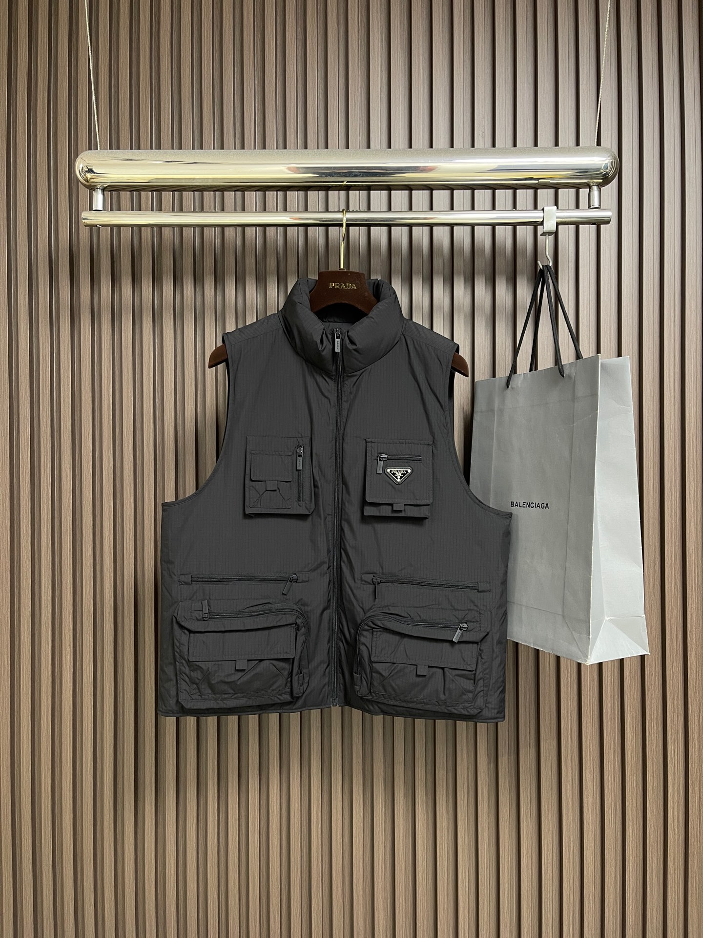 NO:703454,PRADA Triangle logo workwear style down vest jacket, the iconic triangle logo has been reinterpreted as a classic pattern, turning into the structural element of this Re-Nylon regenerated nylon down. Re-Nylon regenerated nylon is made from ocean plastic recycling, and the classic metal triangle iron logo.  The functional fabric is tight and durable without adding extra weight. Equipped with large practical pockets to reduce the number of luggage you carry. 48-56 when going out,, prada, jackets & coats, down jacket,19860909PRADA 三角标工装风秀款羽绒马甲外套,标志性的三角形徽标重释为经典图案,化身此款Re-Nylon再生尼龙羽绒的结构式元素.Re-Nylon再生尼龙经由海洋塑料回收物制成,经典金属三角铁标．功能性面料紧致耐久,同时不增加额外的重量.配有宽大的实用口袋,可减少您的随身行李数量.出门48-56,,prada,jackets & coats,down jacket,,Men's clothing