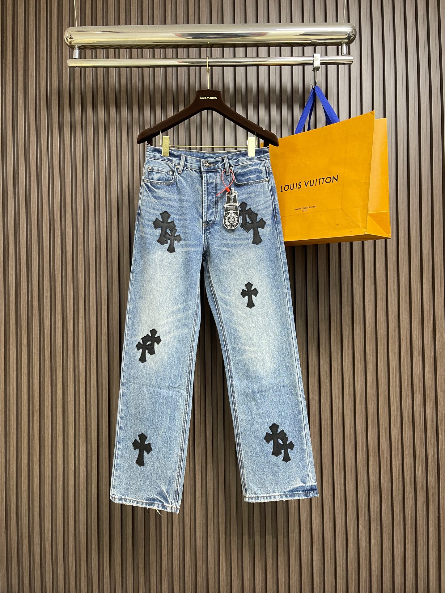 NO:703455,CH Crow Heart  Cross logo jeans, custom-made cotton denim with dark horizontal bamboo rhyme and black cowhide leather cross patch as the anchor point. Every inch of touch hides untamed wildness. The kraft paper and pocket logo plate on the rear waistband sway slightly with the swing of the body, adding a sense of movement and vitality. Priority is given to custom-made raw denim materials.  , so as to stir-fry snowballs, stir-fry salt, and prepare a special corresponding solution, add a certain amount of dye, soak the denim material in it to absorb the solvent, and then scrub and dry it to further fade and oxidize it. Using fried sand hand-wiping technology, the surface of the denim material will be naturally faded and worn by processing on the sand-frying machine.  Then, we use special tools to physically damage the surface of the jeans by hand, maintaining the original texture and details while increasing their uniqueness. We combine the rubbing and wrinkling whisker technology with the gun-drawing whisker technique. We prioritize hand rubbing in specific areas to achieve a natural wrinkle effect, and then use specific tools to draw whisker-shaped patterns.  Processing, the visual effect is full, and the ripped edge hanging technology is used in the holes. The natural edge effect is achieved through physical wear and friction on the edge. Through the combination of high-temperature steam and frosted paper, the fiber hairiness and color difference are removed, so that the jeans show a unique hole and wear effect. Size 28-30-32-34  Size 28 waist 72 hips 96 pants length 107 30 size waist 76 hips 100 pants length 108 32 size waist 80 hips 104 pants length 109 size 34 waist 84 hips 108 pants length 110,,chrome hearts,jeans,cowhide,19860909CH克罗心 十字徽标牛仔裤,定制美纹暗横竹韵棉质牛仔布,以黑色牛皮十字贴布为锚点,每一寸触感都暗藏未驯服的野性.后部腰带处牛皮纸与口袋Logo铁牌随着身体的摆动而微微晃动,增添了一份动感与活力.,优先定制原牛仔料,从而进行炒雪球、炒盐、特制对应的溶液,加入一定量的染色剂,将牛仔料浸泡其中吸收溶剂,再进行搓洗后晾干,使其进一步褪色和氧化.采用炒沙手擦技术,通过在炒沙机上进行处理,使牛仔料表面产生自然的褪色和磨损,再纯手工使用特制工具对牛仔裤表面进行物理损伤,保持原始质感和细节而又增加了其独特性,擦压皱猫须技术和枪画猫须技术结合,优先在特定区域进行手工擦制,以达到自然的皱纹效果,再用特定的工具绘制出猫须形状的纹理,视觉效果拉满,破洞处采用烂边吊烂技术,通过物理磨损在边缘部分进行摩擦来实现自然烂边效果,通过高温蒸汽和磨砂纸的结合,去除纤维毛羽和色差,使牛仔裤呈现出独特的破洞和磨损效果.尺码28-30-32-34 28码腰围72 臀围96 裤长107 30码腰围76 臀围100裤长108 32码腰围80 臀围104裤长109 34码腰围84 臀围108裤长110,,chrome hearts,jeans,cowhide,,Men's clothing