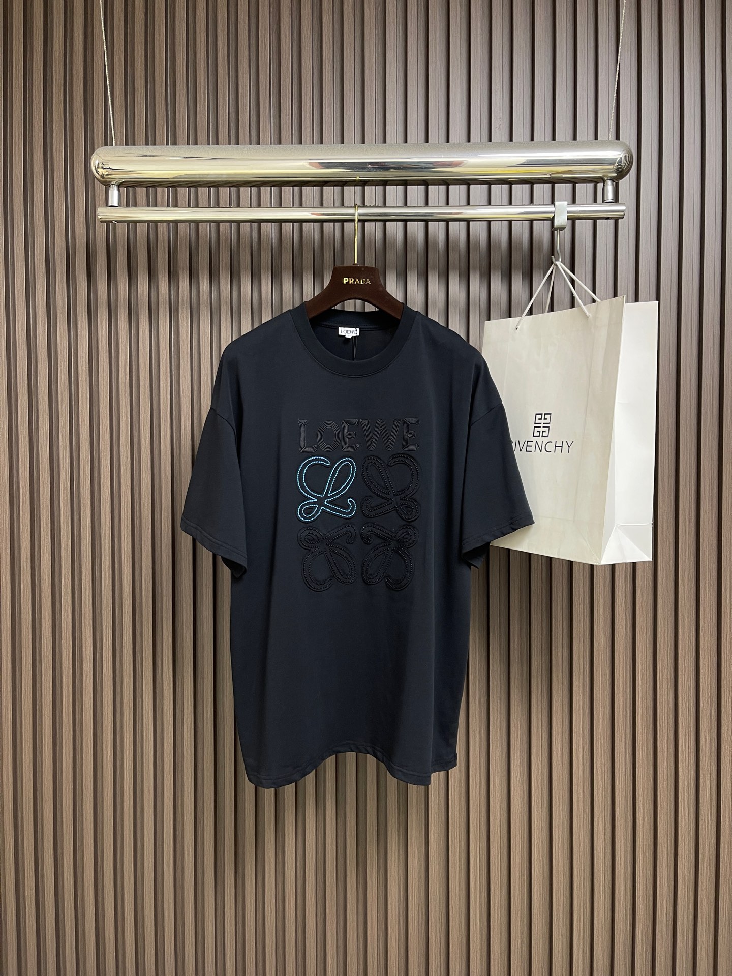 NO:743982,LOEWE short-sleeved T-shirt with embroidered logo on the chest, supported after-sales service in the year, is made of 20-count plain weave premium cotton, the thread is 1*1 Solona thread, the embroidery is three-dimensional embroidery, matte embroidery thread, and the lining is padded with washed cotton.  The clothes will not wrinkle when they are dried and washed. The overall wiring is straight and delicate, the fabric is comfortable and soft, and the color is consistent without color difference. It can be matched with the same style to create a fashionable look and control various occasions. Customized accessories, complete with three standards, same style for men and women!  Size XS-L,,loewe,T-shirt,tees,t-shirt,19860909支持年后售后 LOEWE 胸口刺绣标识短袖T恤,采用20支平纹优棉,螺纹采用1*1索罗娜螺纹,绣花采用立体刺绣 哑光绣花线 内里搭垫洗水棉．让衣服晒洗时不会紧皱 整体走线平直细腻,面料舒适柔软,颜色一致无色差 能与同款搭配营造时尚造型,驾驭各种场合,定制辅料,三标齐全,男女同款！尺码XS-L,,loewe,T-shirt,tees，t-shirt,,Men's clothing