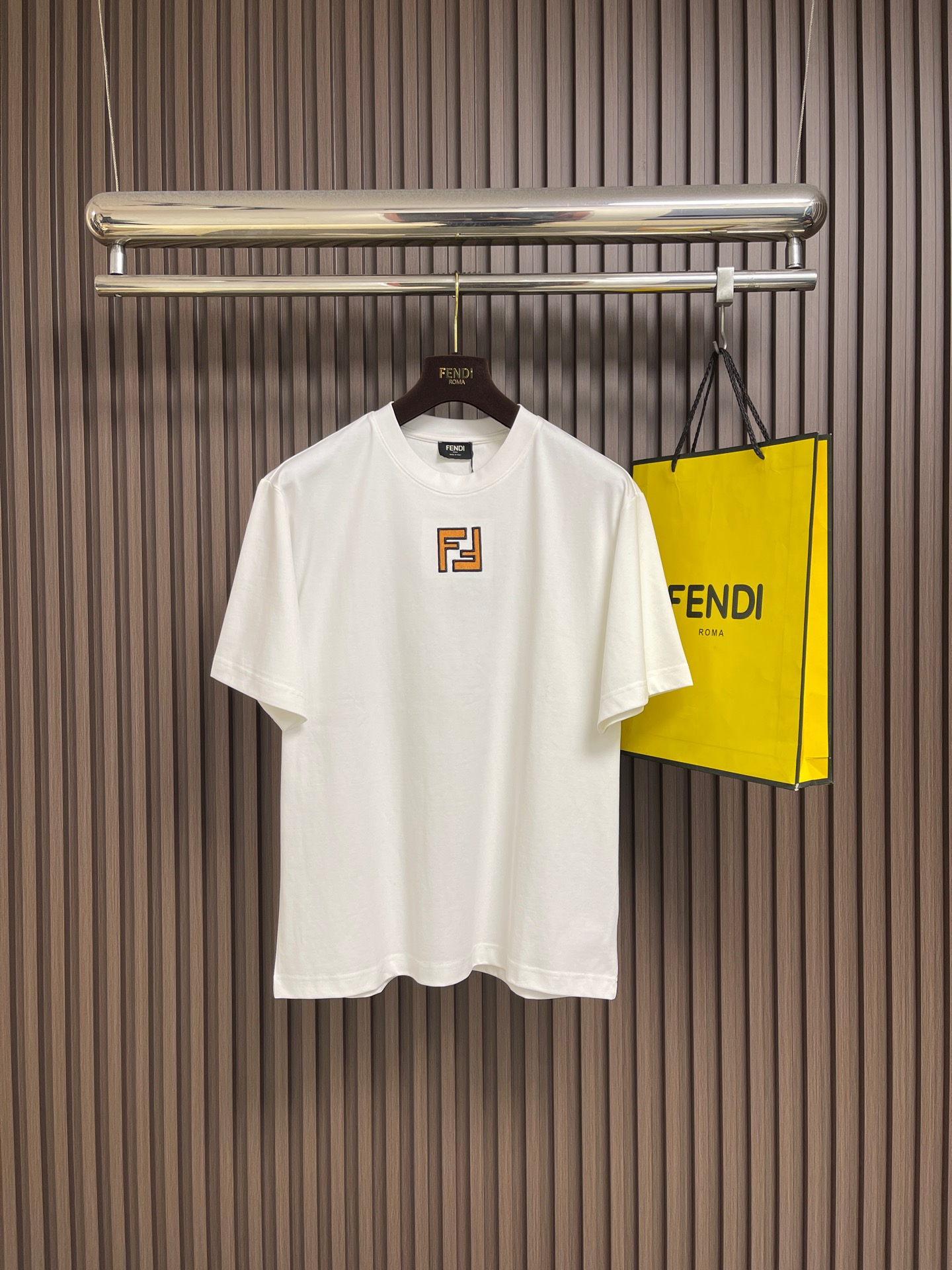 NO:730509,Fendi double F embroidered logo short-sleeved T-shirt supports after-sales support after the year, using 260 grams of mercerized double-sided. The embroidery uses 3D three-dimensional embroidery, the overall line is straight and delicate, the fabric is comfortable and soft, the color is consistent and no color difference. It can be matched with the same style to create a fashionable look, control various occasions, customized accessories, complete three labels, the same style for men and women!  Size S-XL S size bust 108 shoulder width 51 length 70 medium size bust 112 shoulder width 53 length 72 L size bust 116 shoulder width 55 length 74 XL size bust 120 shoulder width 57 length 76, fendi, T-shirt, tees, t-shirt,19860909支持年后售后 Fendi 双F刺绣标识短袖T恤, 采用260克丝光双面.刺绣采用3D立体刺绣,整体走线平直细腻,面料舒适柔软,颜色一致无色差 能与同款搭配营造时尚造型,驾驭各种场合,定制辅料,三标齐全,男女同款！尺码S-XL S码胸围108 肩宽51 衣长70 M码 胸围112肩宽53 衣长72 L码胸围116肩宽55 衣长74 XL码 胸围120 肩宽57 衣长76,,fendi,T-shirt,tees，t-shirt,,Men's clothing