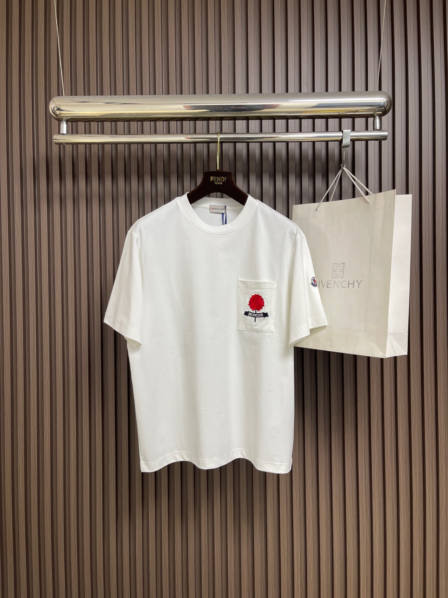 NO:730515,Support after-sales Moncler 2026ss early spring series short-sleeved T-shirt with chest splicing pocket embroidery!  The brand new imported pique double mercerized fabric feels comfortable and breathable, and the three-dimensional tailoring effect is excellent on the upper body. It is a must-have item for handsome men!  Size S-XL S size bust 108 shoulder width 51 length 70 medium size bust 112 shoulder width 53 length 72 L size bust 116 shoulder width 55 length 74 XL size bust 120 shoulder width 57 length 76, T-shirt, tees, t-shirt,19860909支持年后售后 Moncler 2026ss 早春系列胸前拼接口袋刺绣短袖T恤！全新进口珠地双丝光面料 手感舒适透气,立体剪裁上身效果极佳,型男必备单品！尺码S-XL S码胸围108 肩宽51 衣长70 M码 胸围112肩宽53 衣长72 L码胸围116肩宽55 衣长74 XL码 胸围120 肩宽57 衣长76,,T-shirt,tees，t-shirt,,Men's clothing