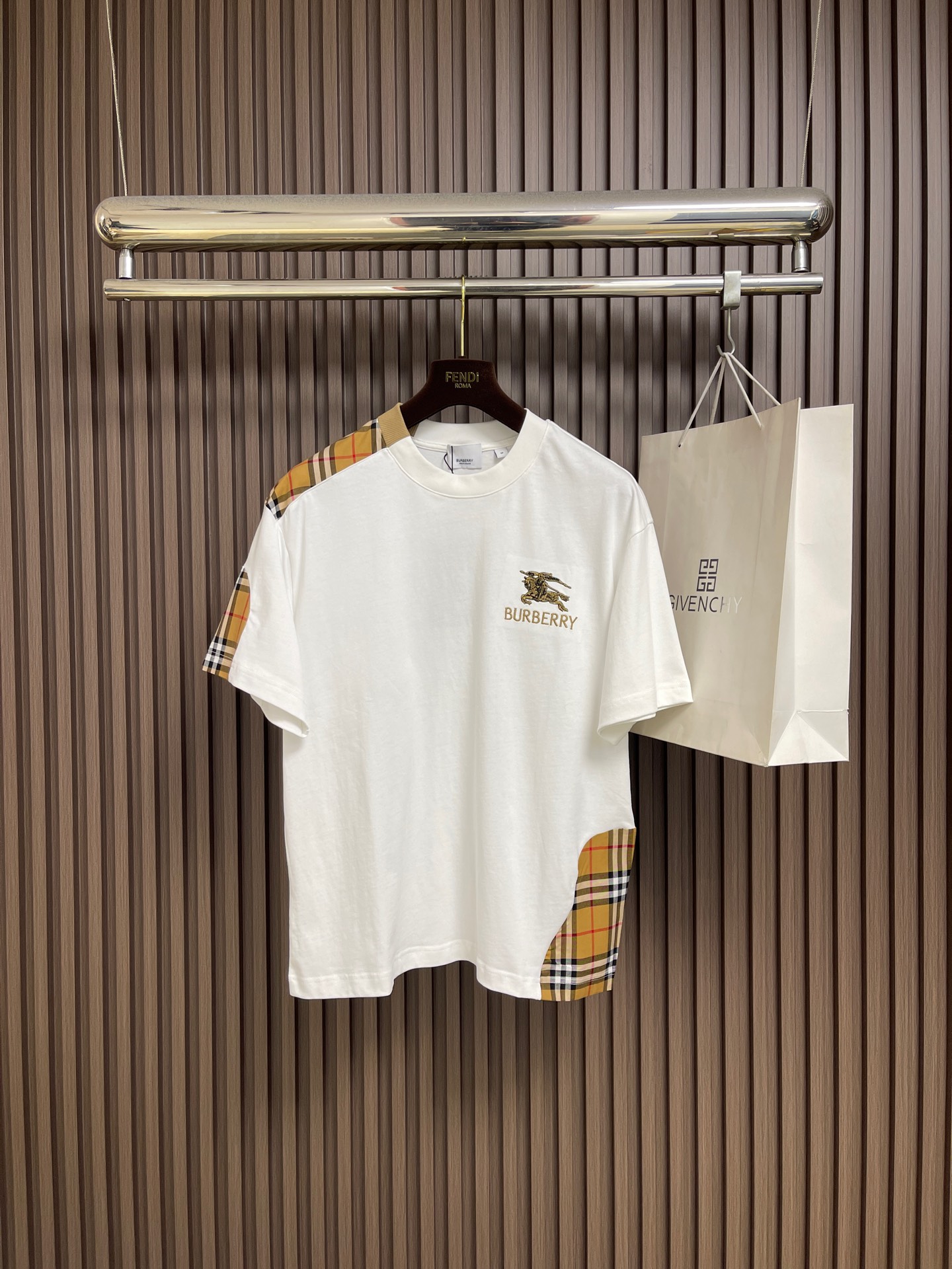 NO:730508,Support after-sales after-sales Burberry vintage cotton short-sleeved T-shirt with vintage plaid patchwork design, the same style for men and women. This style is a classic round neck design, integrating its classic plaid pattern into the solid color simple fabric, and adding war horse embroidery embellishment, making the whole dress more recognizable!  The overall design is made of a loose fit, fashionable and ov casual style. The fusion of new and old brings this dress to a new level. Made of pure cotton, it feels soft and delicate, and the well-made collar thread technology increases the firmness of the dress and makes the fit less likely to deform!  , the routing of the hem and the double-thread stitching on the inside ensure no stitches are lost at all!  The upper body looks quite high-end and extraordinary. Sizes S-XL S size bust 108 shoulder width 51 length 70 M size bust 112 shoulder width 53 length 72 L size bust 116 shoulder width 55 length 74 XL size bust 120 shoulder width 57 length 76, burberry, T-shirt, tees, t-shirt,19860909支持年后售后 Burberry vintage 拼接装饰棉质短袖T恤,vintage格纹裁片拼接设计,男女同款.此款是经典的圆领设计,将其经典的格纹融入在纯色简约的面料上,加入了战马刺绣点缀,让整件衣服都更有辨识度！整体更是采用了宽松版型打造,时尚和ov休闲风格.新和旧的融合,让这款衣服达到了新的高度.纯棉材质打造,手感柔和细腻,做工精良领口螺纹工艺手法增加了衣服的牢固度,让版型不易变形！,下摆的走线以及内里双线缝合,完全不掉针！上身显得相当之高级不凡.尺码S-XL S码胸围108 肩宽51 衣长70 M码 胸围112肩宽53 衣长72 L码胸围116肩宽55 衣长74 XL码 胸围120 肩宽57 衣长76,,burberry,T-shirt,tees，t-shirt,,Men's clothing