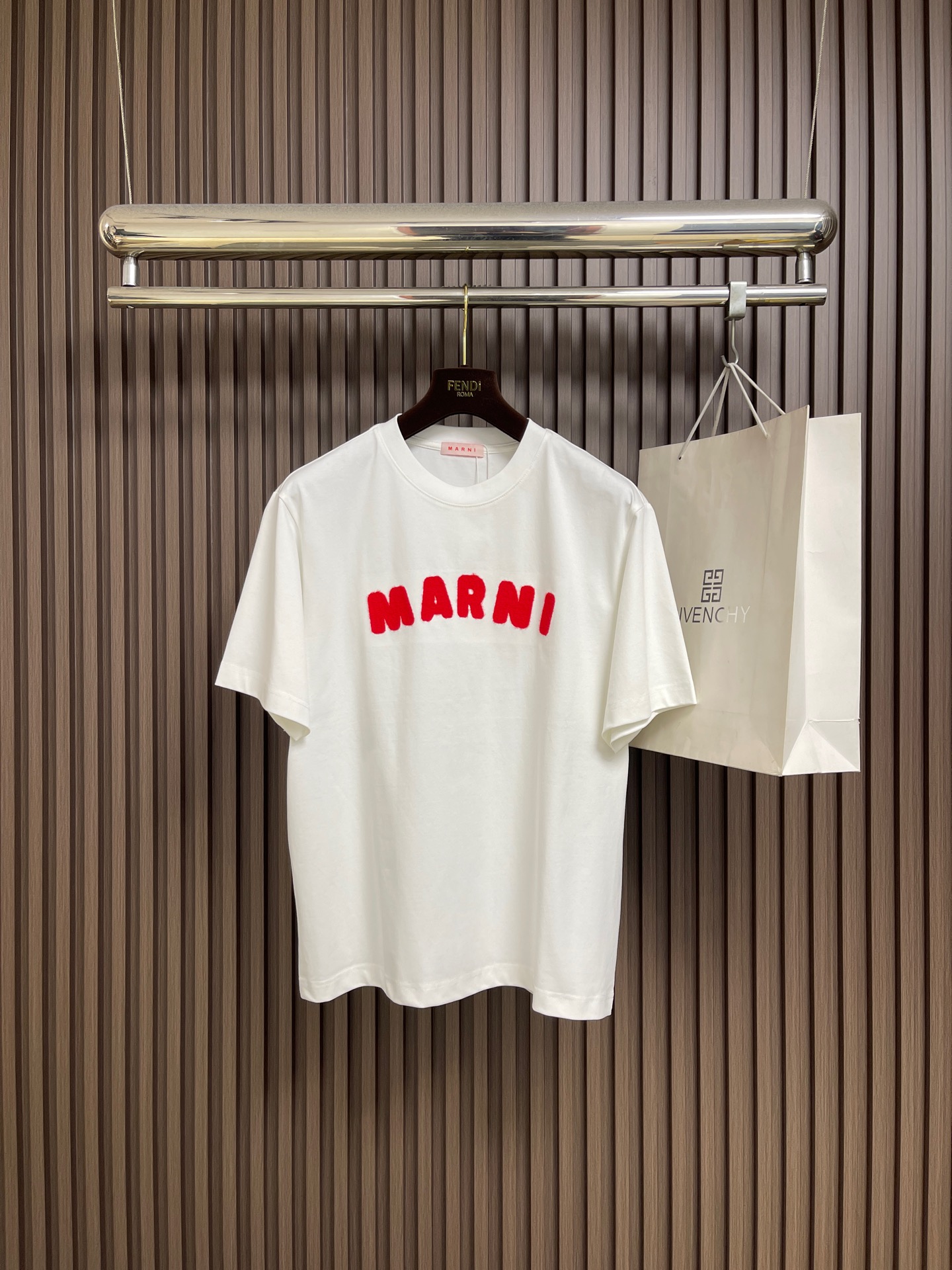 NO:730522,Support after-sales service Amiri 2026SS spring new cotton logo round neck T-shirt, comfortable and breathable cotton fabric, embroidered logo craft embellishment, round neck short-sleeved T-shirt, loose fit. Sizes S-XL S size bust 108 shoulder width 51 length 70  Shoulder width 57, length 76, amiri, T-shirt, tees, t-shirt,19860909支持年后售后 Amiri 2026SS春季新品棉质logo圆领T恤,舒适透气棉质面料,刺绣logo工艺点缀,圆领短袖t恤,宽松版型.尺码S-XL S码胸围108 肩宽51 衣长70 M码 胸围112肩宽53 衣长72 L码胸围116肩宽55 衣长74 XL码 胸围120 肩宽57 衣长76,,amiri,T-shirt,tees，t-shirt,,Men's clothing