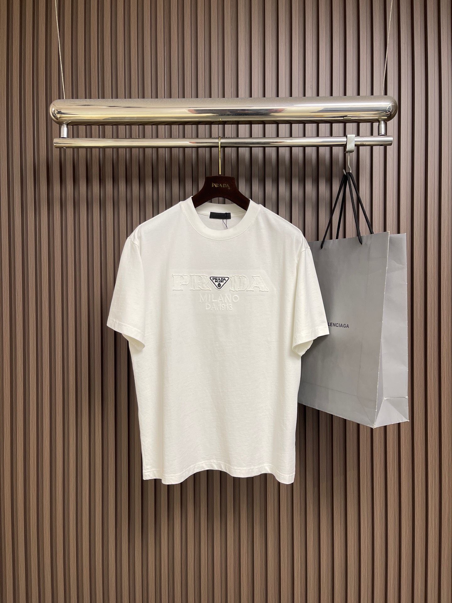 NO:730502,Support after-sales PRADA 2026ss new embroidered logo short-sleeved T-shirt, made of 260g 32-count double yarn pure cotton fabric exclusively customized from the original board, very soft and comfortable, with 320g 1x1 thread (the fabric thread is dyed in the same cylinder, no color difference, not easy to deform) Size S-XL S size bust 108 shoulder width 51 length 70 M size bust 112 shoulder width 53 length 72  L size bust 116 shoulder width 55 length 74 XL size bust 120 shoulder width 57 length 76, prada, T-shirt, tees, t-shirt,19860909支持年后售后 PRADA 2026ss新款刺绣logo短袖T恤,采用原板独家定制260克32支双纱纯棉面料质感非常柔软舒服,搭配320克1x1螺纹（面料螺纹同缸定染无色差 不易变形）尺码S-XL S码胸围108 肩宽51 衣长70 M码 胸围112肩宽53 衣长72 L码胸围116肩宽55 衣长74 XL码 胸围120 肩宽57 衣长76,,prada,T-shirt,tees，t-shirt,,Men's clothing