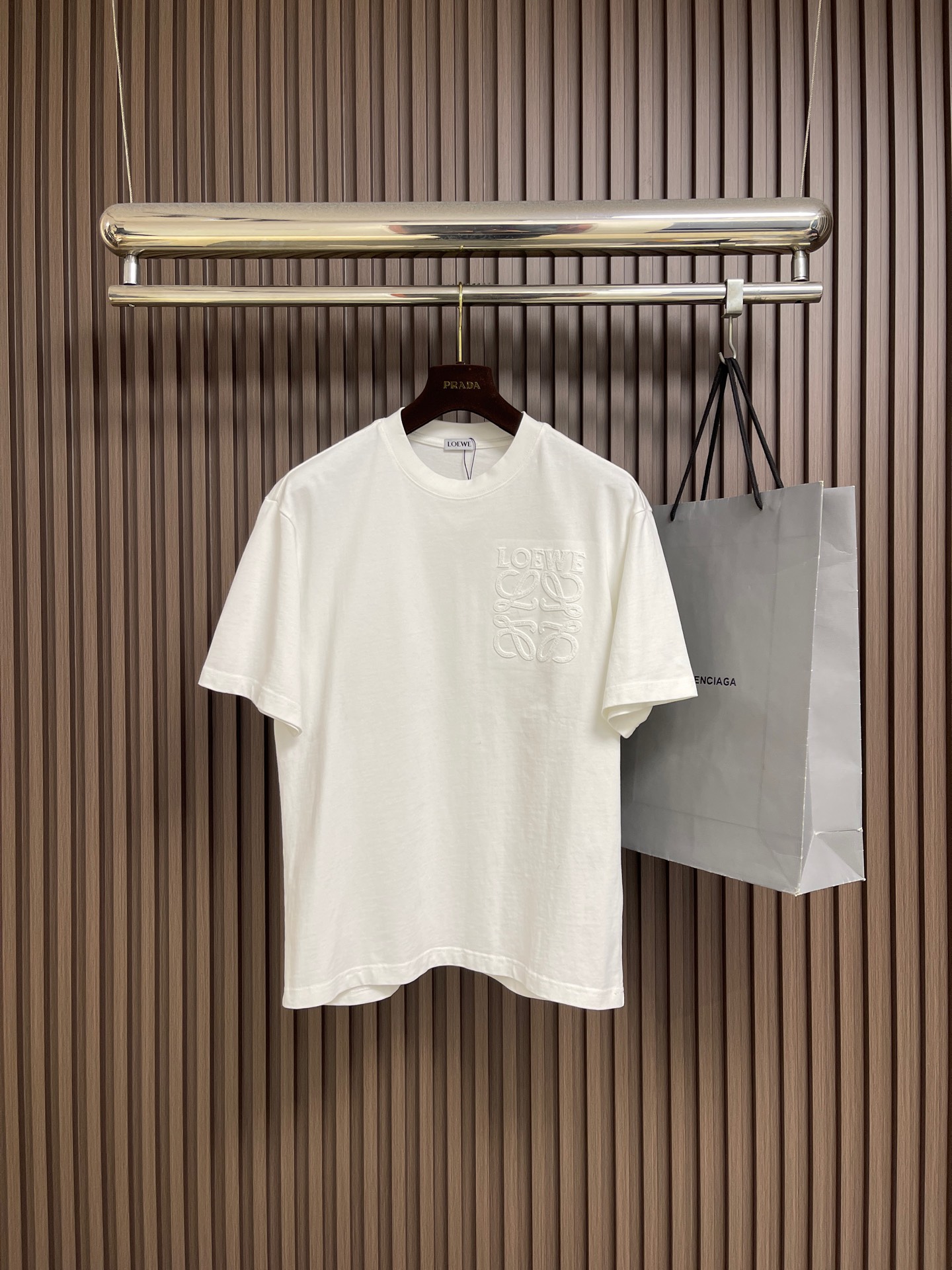 NO:730492,Support after-sales service in the year. Loewe Anagram embroidered short-sleeved T-shirt. Customized densely woven cotton ribbed cotton. Flexible and delicate, comfortable and close to the skin. Deep yet elegant. The iconic Loewe Anagram embroidery imprint is embellished on the chest. It embodies the essence of the brand in a minimalist shape. It is neatly cut to fit the body curve without too much color accumulation. The simple style is like a clear spring. It interprets the advanced minimalist fashion philosophy with its simplicity. Imported machine embroidery technology is used.  Use advanced computer control system and precision mechanical components to realize Loewe Anagram embroidery work with high precision. The lines are smooth and delicate. The fabrics are washed and have a better hand texture. Not easy to deform, not easy to shrink, not easy to fade, and maintain long-term beauty. Sizes S-XL  XL size, bust 120, shoulder width 57, length 76, loewe, T-shirt, tees, t-shirt,19860909支持年后售后 Loewe Anagram 刺绣短袖T恤 定制密织绵纹罗纹棉粹 柔韧细腻 舒适贴肤 深沉而不失优雅 标志性Loewe Anagram刺绣印记点缀于胸前 以极简之形凝聚品牌精髓 利落剪裁贴合身体曲线 没有过多的色彩堆砌 简约风如同一股清泉 以简洁之姿 演绎出高级的极简时尚哲学 采用进口机刺绣工艺 使用先进的计算机控制系统和精密的机械部件 实现Loewe Anagram刺绣作业 精度高 线条流畅而细腻 面料都经过浇洗 手感质感更佳 不易变形 不易缩水 不易褪色 保持长久的美观.尺码S-XL S码胸围108 肩宽51 衣长70 M码 胸围112肩宽53 衣长72 L码胸围116肩宽55 衣长74 XL码 胸围120 肩宽57 衣长76,,loewe,T-shirt,tees，t-shirt,,Men's clothing