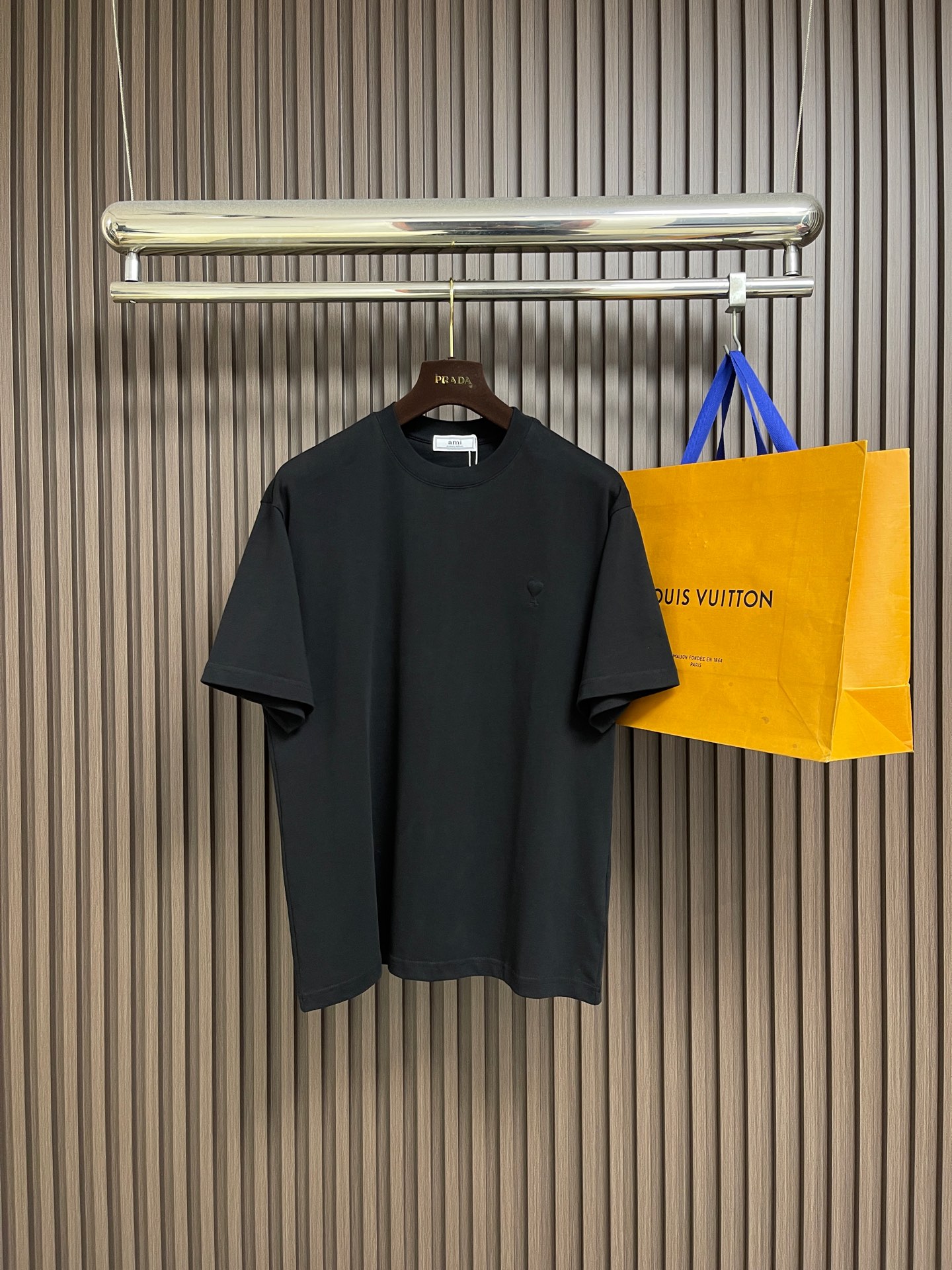 NO:743980,Support after-sales after-sales ami paris love embossed short-sleeved T-shirt, custom-made brocade cotton, homogeneous three-dimensional love heart on the chest, complementing the ami embroidery on the back to increase brand recognition  It is the ultimate simplification of color, and conveys the love and persistence of life. High-temperature three-dimensional embossing, through precise control of temperature and pressure, the fiber chains will be rearranged to form a three-dimensional concave and convex pattern, showing a unique three-dimensional love effect. Imported machine embroidery technology is used, using advanced computer control systems and precise mechanical components to realize ami embroidery operations. Sizes S-XL S size bust 108 shoulder width 51 clothing length 70 M size bust 112 shoulder width 53  Length 72, L size, bust 116, shoulder width 55, Length 74, XL size, bust 120, shoulder width 57, Length 76, T-shirt, tees, t-shirt,19860909支持年后售后 ami paris 爱心压花短袖T恤,定制绮梦织锦棉,胸前同质化立体爱心心跃然其上,与后部ami刺绣相得益彰增添品牌辨识度 是色彩的极致简化,更是传递出对生活的热爱与执着.高温立体压花,通过精确控制温度和压力,纤维链会重新排列,形成具有立体感的凹凸花纹,呈现出独特的爱心三维效果.采用进口机刺绣工艺,使用先进的计算机控制系统和精密的机械部件,实现ami刺绣作业.尺码S-XL S码胸围108 肩宽51 衣长70 M码 胸围112肩宽53 衣长72 L码胸围116肩宽55 衣长74 XL码 胸围120 肩宽57 衣长76,,T-shirt,tees，t-shirt,,Men's clothing