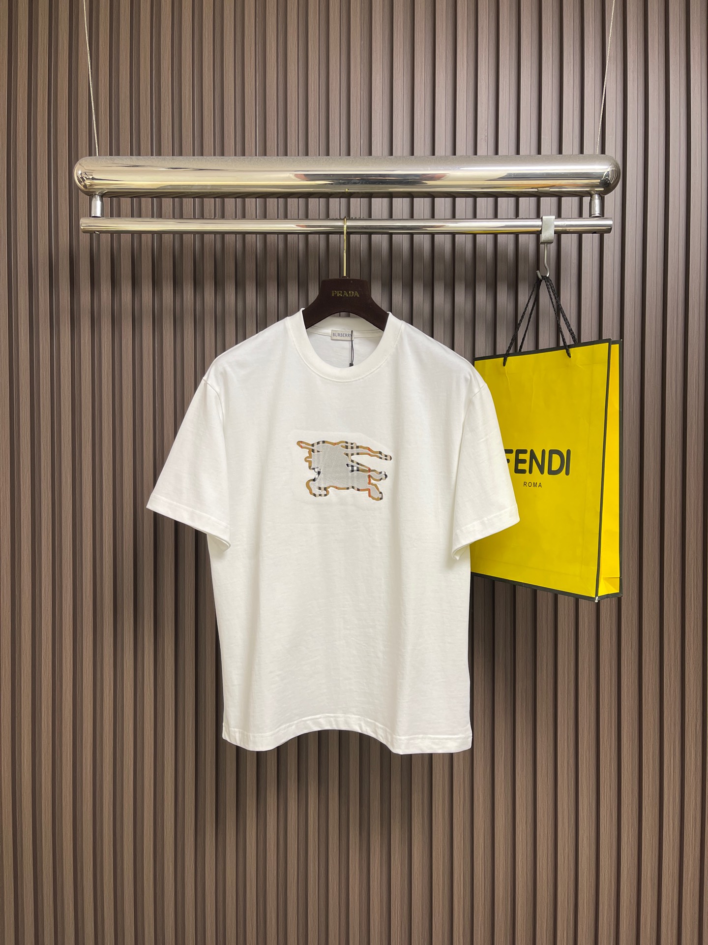 NO:730523,Support after-sales service Burberry  2026SS new spring and summer plaid war horse jacquard short-sleeved T-shirt, simple and elegant, light business style, iconic war horse logo on the chest, using new plaid jacquard trim, extremely refined, fashionable and very beautiful, high-end luxury and full of spirituality, the upper body is stylish and tasteful, the big-name temperament is fully revealed, youthful and versatile, showing the charm of a fashionable business man. Export order standards, detail processing is in place. Size S-XL  Size S, bust 108, shoulder width 51, length 70, size M, bust 112, width 53, length 72, size L, bust 116, width 55, length 74, size XL, size 120, length 76, burberry, T-shirt, tees, t-shirt,19860909支持年后售后 Burberry 2026SS春夏新款格纹战马提花短袖T恤,简单大方,轻商务风格,胸前标志性战马徽标,采用全新的格纹提花饰边,极为精致考究,时尚而又极具美感,高端奢华而又充满灵性,上身有格调有品位,大牌气质展露无遗,显年轻又百搭,彰显充满时尚潮流的商务型男魅力.出口订单标准,细节处理非常到位.尺码S-XL S码胸围108 肩宽51 衣长70 M码 胸围112肩宽53 衣长72 L码胸围116肩宽55 衣长74 XL码 胸围120 肩宽57 衣长76,,burberry,T-shirt,tees，t-shirt,,Men's clothing