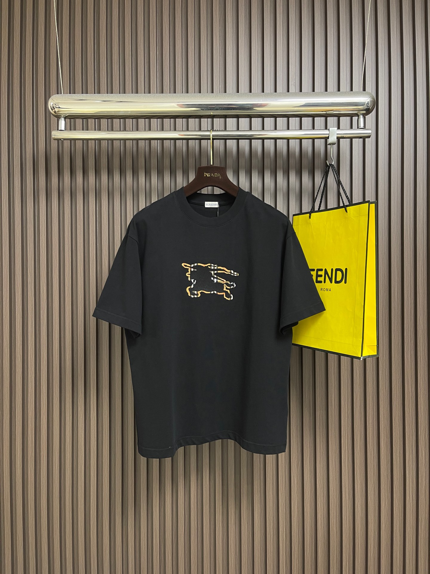 NO:743938,Support after-sales service Burberry  2026SS new spring and summer plaid war horse jacquard short-sleeved T-shirt, simple and elegant, light business style, iconic war horse logo on the chest, using new plaid jacquard trim, extremely refined, fashionable and very beautiful, high-end luxury and full of spirituality, the upper body is stylish and tasteful, the big-name temperament is fully revealed, youthful and versatile, showing the charm of a fashionable business man. Export order standards, detail processing is in place. Size S-XL  Size S, bust 108, shoulder width 51, length 70, size M, bust 112, width 53, length 72, size L, bust 116, width 55, length 74, size XL, size 120, length 76, burberry, T-shirt, tees, t-shirt,19860909支持年后售后 Burberry 2026SS春夏新款格纹战马提花短袖T恤,简单大方,轻商务风格,胸前标志性战马徽标,采用全新的格纹提花饰边,极为精致考究,时尚而又极具美感,高端奢华而又充满灵性,上身有格调有品位,大牌气质展露无遗,显年轻又百搭,彰显充满时尚潮流的商务型男魅力.出口订单标准,细节处理非常到位.尺码S-XL S码胸围108 肩宽51 衣长70 M码 胸围112肩宽53 衣长72 L码胸围116肩宽55 衣长74 XL码 胸围120 肩宽57 衣长76,,burberry,T-shirt,tees，t-shirt,,Men's clothing