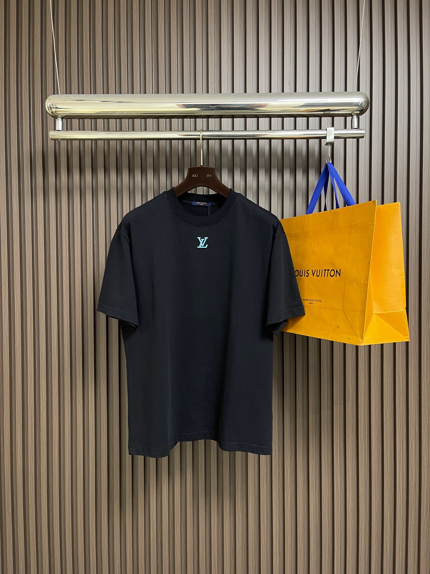 NO:743942,Supporting after-sales service after the year, the LV 2026SS early spring hardware logo logo round neck short-sleeved T-shirt is a must-have item in the men's wardrobe to help you create daily looks. It is made of organic cotton and is decorated with a hardware logo logo on the chest, which makes it more elegant. The L.Vuitton Deposee woven label on the back adds a sense of fashion. Sizes S-XL S size bust 108 shoulder width 51 length 70 M size  Bust 112, shoulder width 53, length 72 L, bust 116, shoulder 55, length 74 XL, bust 120, shoulder width 57, length 76, Louis Vuitton, T-shirt, tees, t-shirt,19860909支持年后售后 LV 2026SS早春五金logo标识圆领短袖T恤,是男士衣橱中的必备单品,助您打造日常造型.它采用有机棉精制而成,胸前饰有五金logo标识,更显优雅气质.背面饰有L.Vuitton Deposee编织标签,更添时尚感.尺码S-XL S码胸围108 肩宽51 衣长70 M码 胸围112肩宽53 衣长72 L码胸围116肩宽55 衣长74 XL码 胸围120 肩宽57 衣长76,,louis vuitton,T-shirt,tees，t-shirt,,Men's clothing