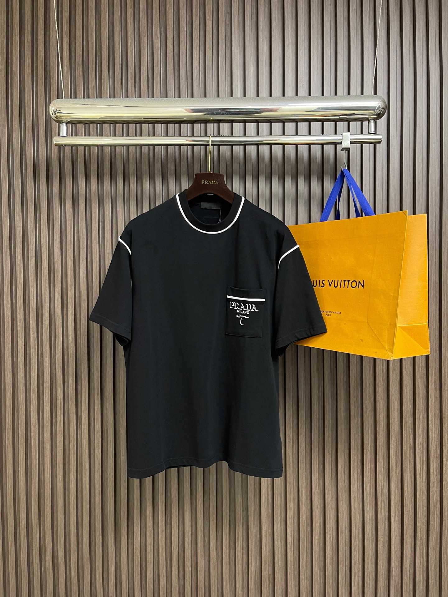 NO:743944,Support after-sales service in the year. Prada embroidered logo pocket short-sleeved T-shirt, customized mercerized hydrogen-oxygen liquid ammonia double-sided satin. Breathable and refreshing, comfortable and close to the skin. Decorated with Prada embroidery on the chest pocket to increase brand recognition. No need to be complicated to show luxury with minimalist design. Versatile item, the fabrics have been washed. It feels better and is not easy to deform. Not easy to shrink. Not easy to fade. Maintains long-term beauty. Sizes S-XL S size bust 108  Shoulder width 51, length 70 M, bust 112, shoulder width 53, length 72 L, bust 116, shoulder width 55, length 74, XL, bust 120, shoulder width 57, length 76, prada, T-shirt, tees, t-shirt, silk fabric,19860909支持年后售后 Prada 刺绣标识口袋短袖T恤,定制丝光氢氧液氨双面绸缎 透气清爽 舒适贴肤 饰以prada刺绣点缀于胸前口袋 增添品牌辨识度 无需繁复以极简设计彰显奢华 百搭单品,面料都经过浇洗 手感质感更佳 不易变形 不易缩水 不易褪色 保持长久的美观.尺码S-XL S码胸围108 肩宽51 衣长70 M码 胸围112肩宽53 衣长72 L码胸围116肩宽55 衣长74 XL码 胸围120 肩宽57 衣长76,,prada,T-shirt,tees，t-shirt,silk fabric,,Men's clothing