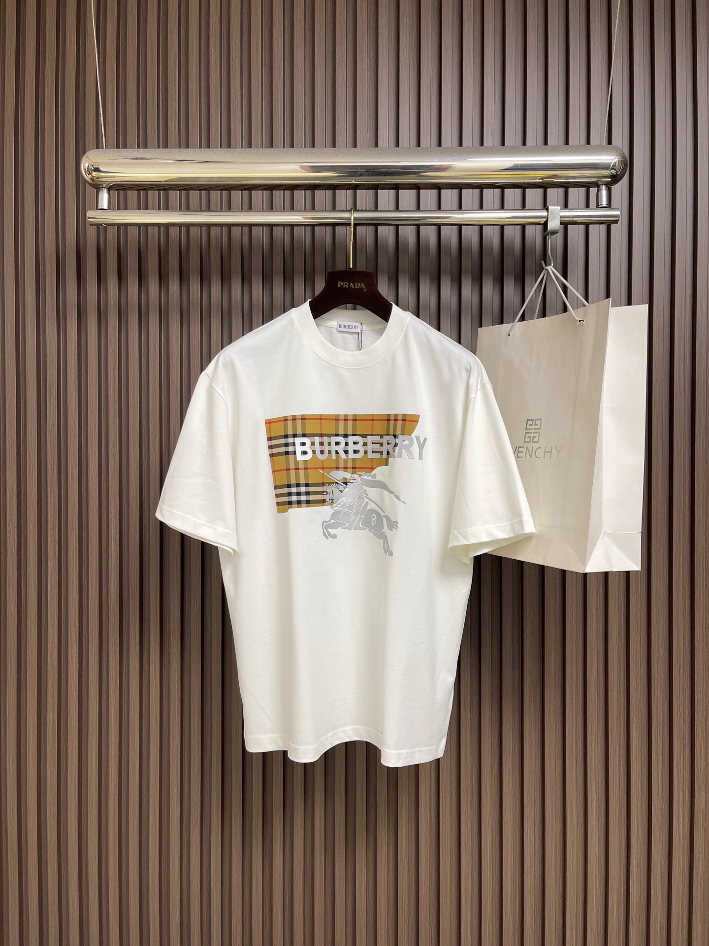 NO:726809,Burberry war horse print short-sleeved T-shirt is supported for after-sales service after the year. The fabric is made of 230g heavy combed cotton, customized with 32 counts of 1*1 thread. The ready-made garments are washed twice. The fabric is comfortable and skin-friendly with no strange feeling. Customized dyed fabrics.  The textile has high density, good drape, and is not easily deformed. The thick texture and compact spinning process will not affect the breathability of the fabric. The color saturation is very high. The imported digital direct-injection printing process makes it a versatile and good-looking short sleeve. The loose version covers the flesh and makes you look slimmer. Sizes M-XXL M, bust 110, shoulder width 51.5, length 71 L, bust 114, shoulder width 52.5, length 73 XL  Bust 118, shoulder width 53.5, length 75, XXL size, bust 122, shoulder width 54.5, length 76, burberry, T-shirt, tees, t-shirt,19860909支持年后售后 Burberry 战马印花短袖t恤,面料采用230克重精梳棉,定制32支1*1螺纹,成衣两遍水洗处理,面料舒适亲肤无异感,定制定染面料, 纺织密度高,垂感佳,不易变形,厚织感加上紧密纺纱工艺,不会影响面料的透气性,成色的饱和度很高,进口数码直喷印花工艺,百搭好看的一款短袖,宽松版型遮肉显瘦不挑人.尺码M-XXL  M码 胸围110 肩宽51.5 衣长71 L码 胸围114 肩宽52.5 衣长73  XL码 胸围118 肩宽53.5 衣长75 XXL码 胸围122 肩宽54.5 衣长76,,burberry,T-shirt,tees，t-shirt,,Men's clothing