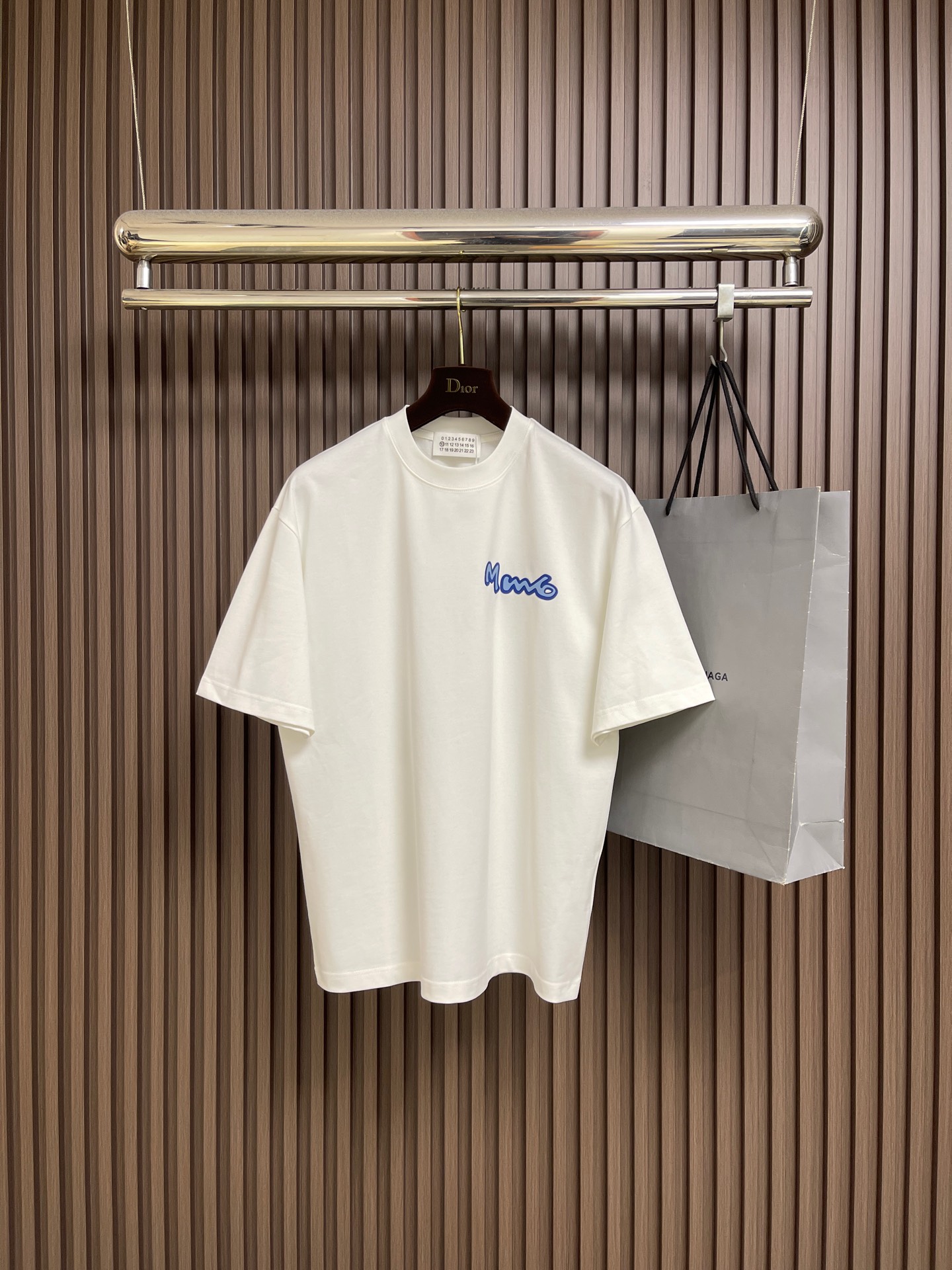 NO:726786,Support after-sales service after the year, maison margiel MM6 Margiel 2026SS spring and summer new short-sleeved T-shirt, customized exclusive washed cotton fabric, printed logo design on the chest!  Simple and elegant, easy to match and versatile, extremely high-grade, perfectly integrated into fashion and style, it is a top-notch fashionable style that is perfect for outer wear!  The whole thing gives people a natural feeling!  The ultimate classic and versatile style, customized with original pure cotton fabric!  Extreme heavy work, ultimate perfection. Sizes M-XXL M bust 110 shoulder width 51.5 length 71 L bust 114 shoulder width 52.5 length 73 XL bust 118 shoulder width 53.5 length 75 XXL bust 122 shoulder width 54.5 length 76  margiela,T-shirt,tees,t-shirt,19860909支持年后售后 maison margiel MM6 马吉拉 2026SS春夏新款短袖T恤,定制专属洗水纯棉面料,胸前印花logo设计！简约大方,从容百搭,档次极高,完美融入时尚还有风情感一款完美符合外穿的顶尖时髦气质款！整体给人浑然天成的感觉！极致经典的百搭型,定制原版纯棉面料！极致的重工极致的完美 .尺码M-XXL  M码 胸围110 肩宽51.5 衣长71 L码 胸围114 肩宽52.5 衣长73  XL码 胸围118 肩宽53.5 衣长75 XXL码 胸围122 肩宽54.5 衣长76,,masion margiela,masion margiela,T-shirt,tees，t-shirt,,Men's clothing