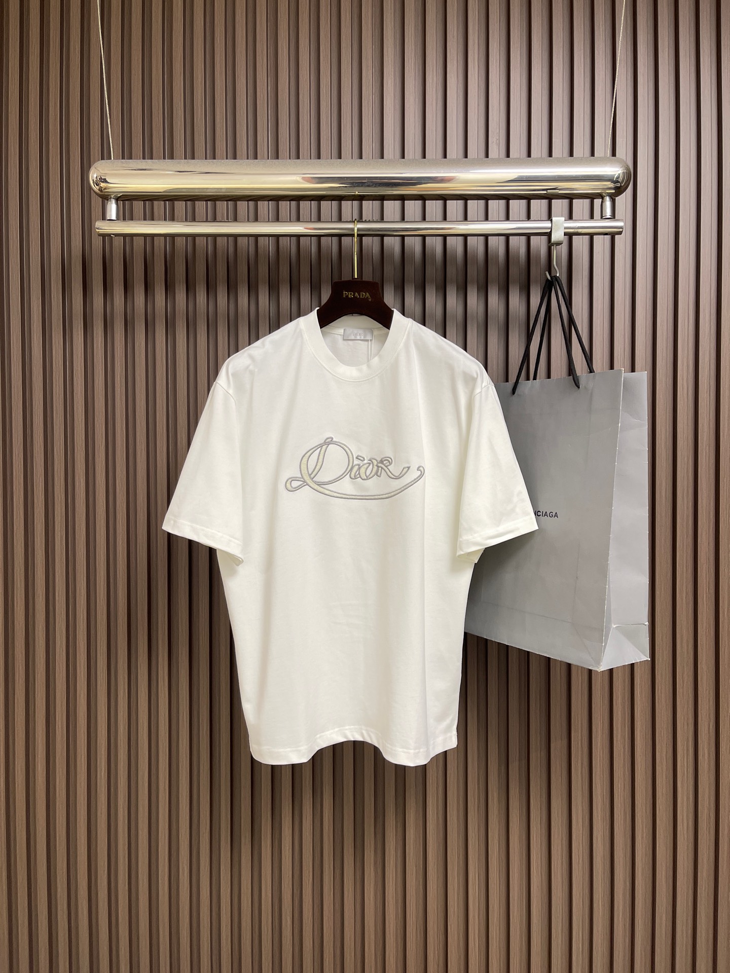 NO:726788,Support after-sales DIOR 2026ss summer new logo logo embroidered round neck short-sleeved T-shirt, customized customer-supplied fabrics selected from mercerized cotton, light and breathable, silky and comfortable upper body, classic and versatile. Sizes M-XXL M size bust 110 shoulder width 51.5 length 71 L size bust 114 shoulder width 52.5 length 73 XL size bust 118 shoulder width 53.5  Length 75 XXL, bust 122, shoulder width 54.5, length 76, dior, T-shirt, tees, t-shirt,19860909支持年后售后 DIOR 2026ss 夏季新款logo标识刺绣圆领短袖T恤,定制客供面料精选丝光棉 轻薄透气 上身丝滑舒适 经典百搭 .尺码M-XXL  M码 胸围110 肩宽51.5 衣长71 L码 胸围114 肩宽52.5 衣长73  XL码 胸围118 肩宽53.5 衣长75 XXL码 胸围122 肩宽54.5 衣长76,,dior,T-shirt,tees，t-shirt,,Men's clothing