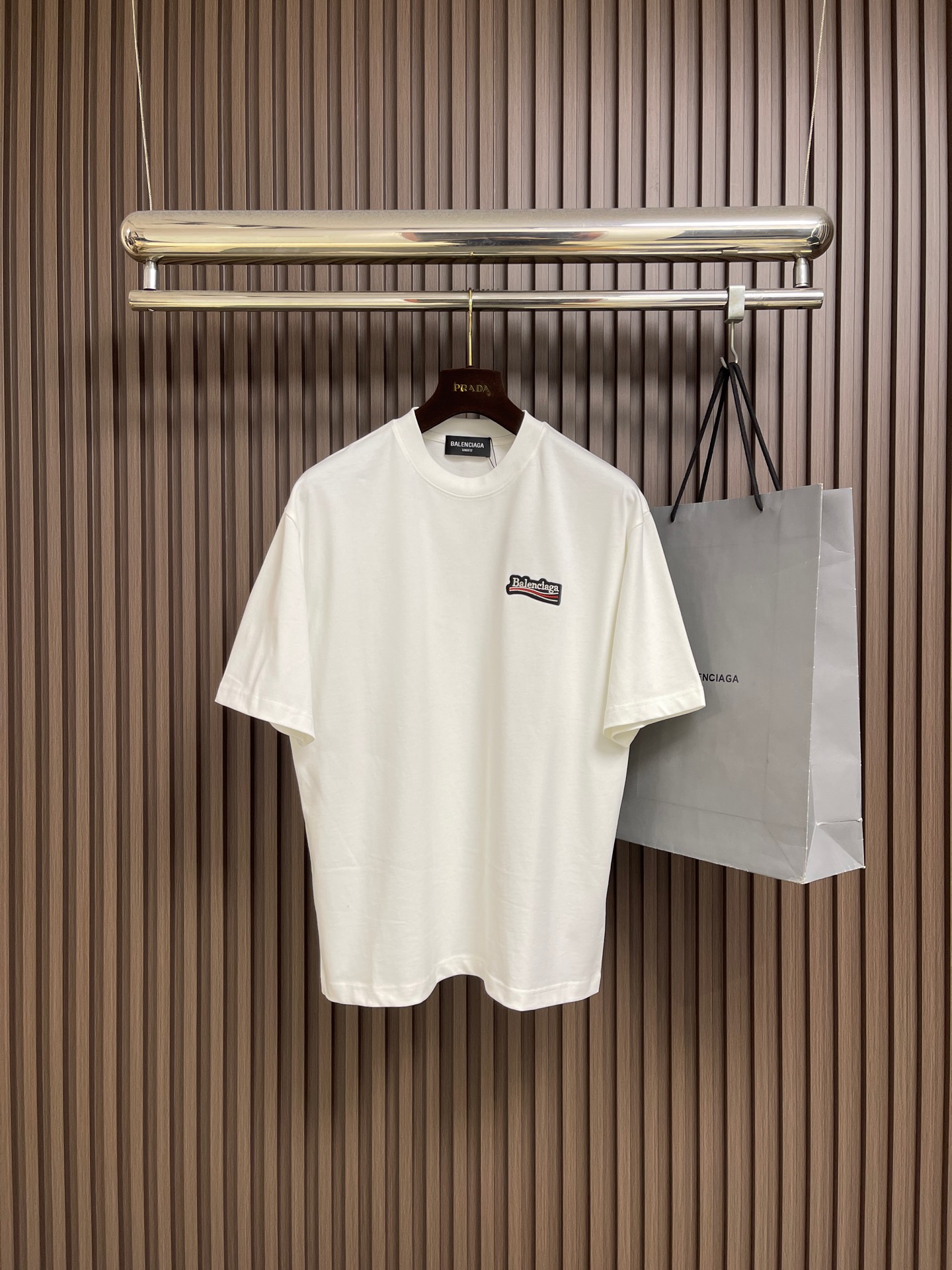 NO:726793,Support after-sales service after the year. Balenciaga 2026ss new Coke Wave Spray Embroidered Seal Washed Short-sleeved T-shirt, ready-to-wear washed, full of design. The fabric is made of Paris ZP custom-woven and dyed cotton double yarn, weight 260 grams, and the cloth surface is clean.  The fabric texture is clear, soft and comfortable. The threads are set-dyed and there is no color difference. Sizes M-XXL M size bust 110 shoulder width 51.5 length 71 L size bust 114 shoulder width 52.5 length 73  Clothing length 76,,balenciaga,T-shirt,tees,t-shirt,19860909支持年后售后 Balenciaga 2026ss新款可乐海浪花刺绣仔章洗水短袖T恤,成衣洗水,设计感十足 ,面料采用巴黎ZP定织定染全棉双纱、克重260克,布面干净．布纹清晰,柔软舒适.螺纹采用定染无色差.尺码M-XXL  M码 胸围110 肩宽51.5 衣长71 L码 胸围114 肩宽52.5 衣长73  XL码 胸围118 肩宽53.5 衣长75 XXL码 胸围122 肩宽54.5 衣长76,,balenciaga,T-shirt,tees，t-shirt,,Men's clothing