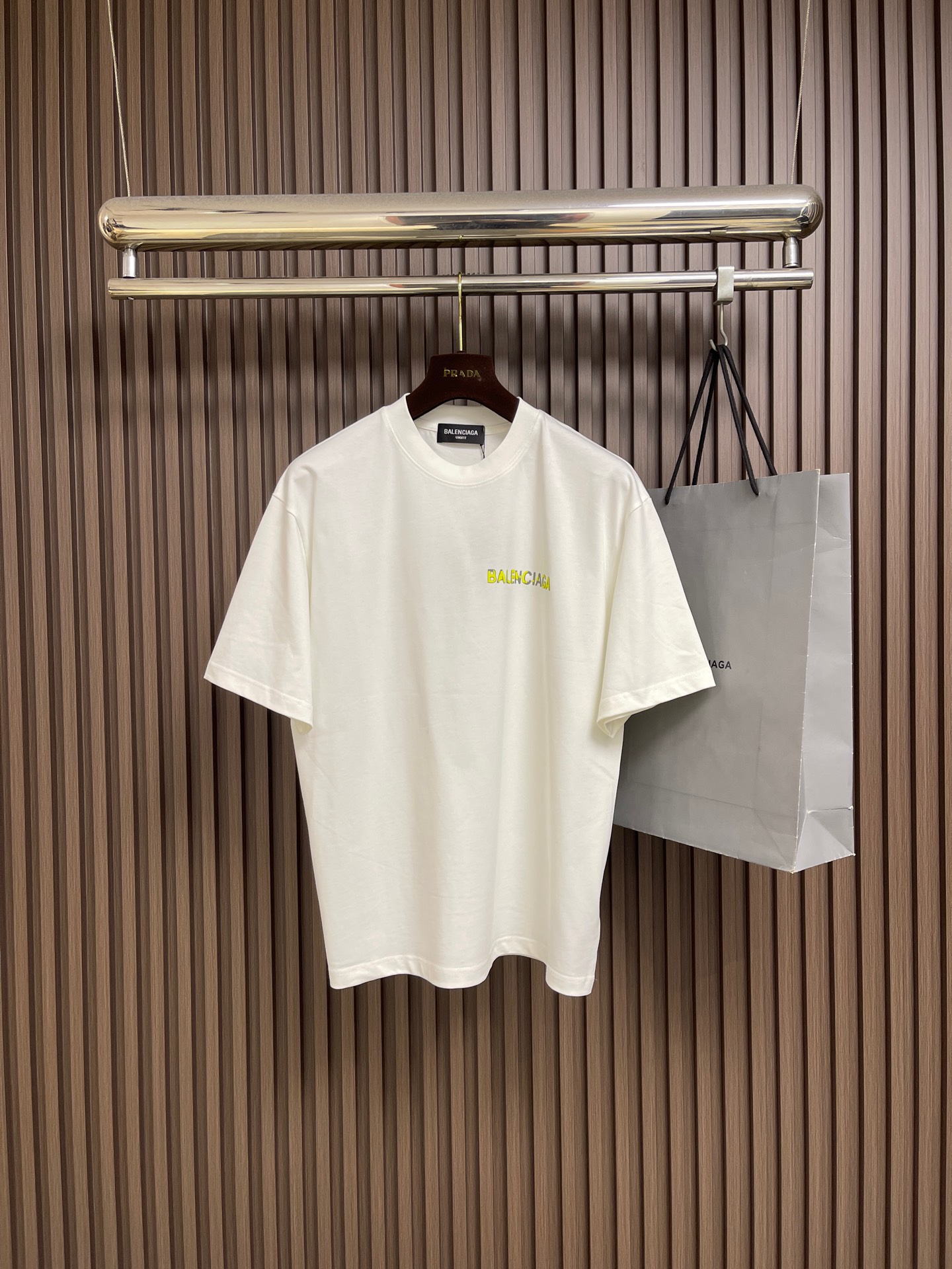 NO:726791,Support after-sales service in the year. Balenciaga graffiti letter logo short-sleeved T-shirt. Unique fashionable and creative graffiti pattern. Casual and loose fit. Suitable for all body types. The upper body is whiter and slimmer. Customized 40-count double yarn fabric. Soft and comfortable to the touch. Same style for men and women. Sizes M-XXL. M size. Bust 110. Shoulder width 51.5. Length 71. L size. Bust 114. Shoulder width 52.5. Length 73. XL size. Bust 118.  Shoulder width 53.5, length 75, XXL, bust 122, shoulder width 54.5, length 76, balenciaga, T-shirt, tees, t-shirt,19860909支持年后售后 Balenciaga 涂鸦字母logo短袖T恤 独具时尚创意的涂鸦图案 休闲宽松版型 适合各种身材 上身显白显瘦 定制40支双纱面料 手感柔软舒适 男女同款.尺码M-XXL  M码 胸围110 肩宽51.5 衣长71 L码 胸围114 肩宽52.5 衣长73  XL码 胸围118 肩宽53.5 衣长75 XXL码 胸围122 肩宽54.5 衣长76,,balenciaga,T-shirt,tees，t-shirt,,Men's clothing