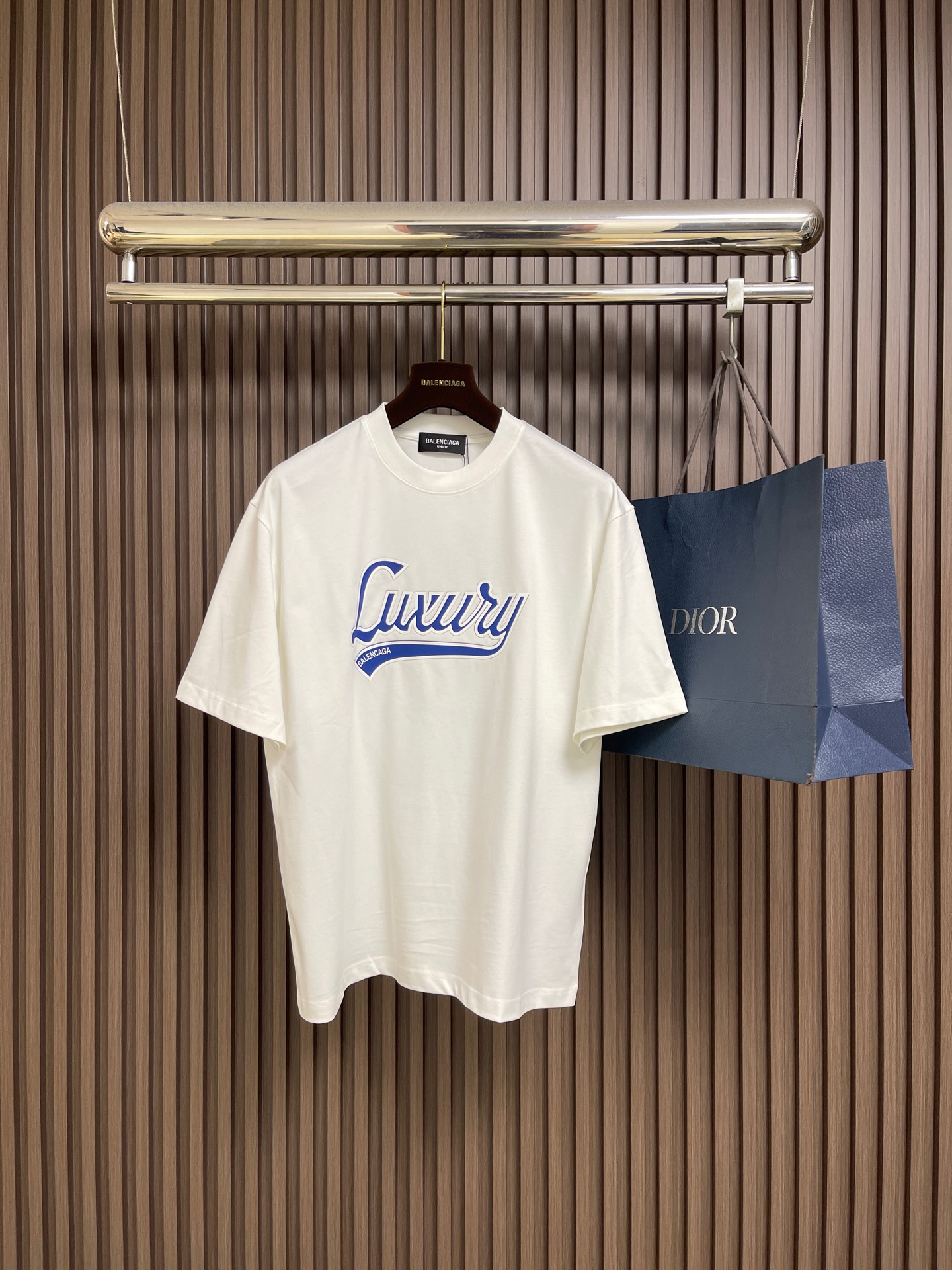 NO:726795,Support after-sales Balenciaga  Offset printed round neck short-sleeved T-shirt, retro plain knitted fabric, the main body is made of 24S plain knitted fabric, with a weight of 185g; with 32S double yarn 1*1 thread, the weight is 270g. The weight of the fabric ensures the lightness and breathability of the wear. The 24-count yarn gives the fabric a delicate and smooth texture, with a plain knitted structure  It brings good skin-friendly feeling and moderate elasticity. The fabric has been washed in faded gray, which not only gives it a unique retro appearance and softens the color, but also achieves a pre-softening effect on the touch, eliminating the stiffness of new fabrics, so that the ready-made garments present a comfortable and soft old material feel when worn for the first time. Sizes M-XXL  M size bust 110 shoulder width 51.5 length 71 L size bust 114 shoulder width 52.5 length 7319860909支持年后售后 Balenciaga 胶印圆领短袖T恤,复古平纹针织面料,主体采用24S平纹针织面料,克重为185g；搭配32S双纱1*1螺纹,克重为270g.面料克重确保了穿着的轻盈与透气性.24支纱线赋予了面料细腻平整的肌理,平纹针织结构则带来了良好的亲肤感和适度的弹性.面料经过褪色灰色水洗处理,这不仅赋予其独特的复古外观,柔和了色彩,更在触感上实现了预软化的效果,消除了新织物的生硬感,使成衣初次穿着即呈现舒适柔软的旧物质感.尺码M-XXL  M码 胸围110 肩宽51.5 衣长71 L码 胸围114 肩宽52.5 衣长73  XL码 胸围118 肩宽53.5 衣长75 XXL码 胸围122 肩宽54.5 衣长76,,balenciaga,T-shirt,tees，t-shirt,,Men's clothing