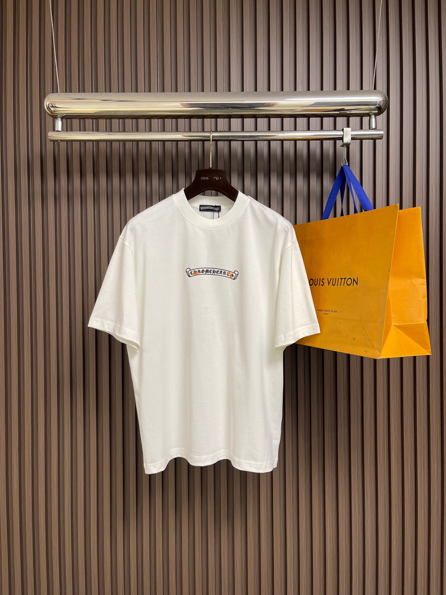 NO:726805,Support after-sales CH Crow Heart 2026SS early spring new short-sleeved T-shirt, 300g heavyweight pure cotton fabric, oversized version restores American style. Composite frosted material with letter logo, classic Crow Heart scroll pattern. Sizes M-XXL  Shoulder width 53.5, length 75, XXL, bust 122, shoulder width 54.5, length 76, versace, chrome hearts, T-shirt, tees, t-shirt,19860909支持年后售后 CH 克罗心 2026SS早春新款短袖T恤,300克重磅纯棉面料,oversized 版型还原美式风格.复合磨砂材料搭配字母logo,经典克罗心卷轴图案.尺码M-XXL  M码 胸围110 肩宽51.5 衣长71 L码 胸围114 肩宽52.5 衣长73  XL码 胸围118 肩宽53.5 衣长75 XXL码 胸围122 肩宽54.5 衣长76,,versace,chrome hearts,T-shirt,tees，t-shirt,,Men's clothing