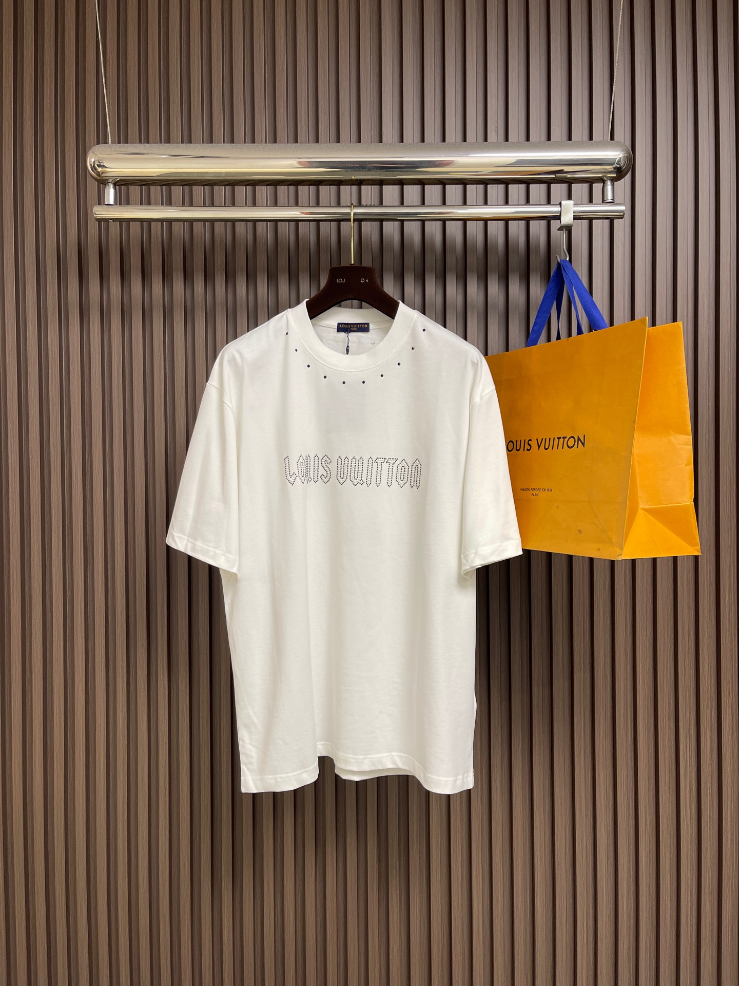 NO:726799,Support after-sales service in the year. LV 2026SS hot-drilled logo short-sleeved T-shirt, customized 260g cotton double yarn tight and smooth fabric, clean cloth surface, clear cloth texture, very delicate and solid feel, more stiff. The cuffs are widened and threaded design, fitting the wrist width, tight and wear-resistant, and the whole garment is three-dimensionally positioned and tailored. Sizes M-XXL M, bust 110, shoulder width 51.5, length 71, L size, chest 114  Shoulder width 52.5, length 73 XL, bust 118, shoulder width 53.5, length 75, size XXL, bust 122, shoulder width 54.5, length 76, Louis Vuitton, T-shirt, tees, t-shirt,19860909支持年后售后 LV 2026SS烫钻logo短袖t恤,定制260g全棉双纱紧密爽滑面料,布面干净,布纹清晰,手感非常细腻扎实,更加力挺 袖口加宽螺纹设计,贴合手腕宽度,紧实耐磨,整衣立体定位剪裁.尺码M-XXL  M码 胸围110 肩宽51.5 衣长71 L码 胸围114 肩宽52.5 衣长73  XL码 胸围118 肩宽53.5 衣长75 XXL码 胸围122 肩宽54.5 衣长76,,louis vuitton,T-shirt,tees，t-shirt,,Men's clothing