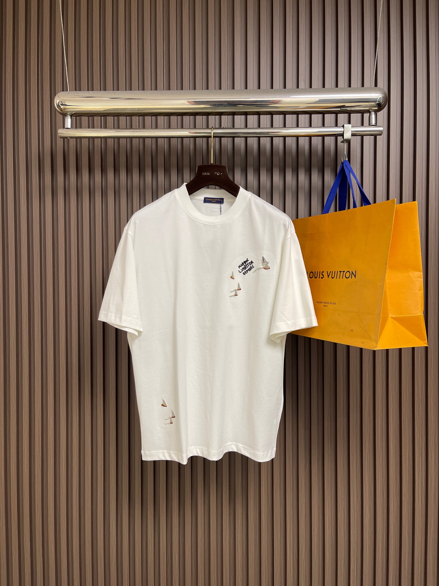 NO:726801,Support after-sales after-sales LV colorful sailboat presbyopia embroidery short-sleeved T-shirt, heavyweight fabric, embellished with colorful LV sailboat embroidery, breaking the monotony and having a sense of design!  Selected high-count combed cotton fabric, soft and breathable to the touch, refreshing and not sweaty when worn in summer. The loose off-shoulder version is super tolerant to the body shape, and can be worn with any body shape to create a casual and lazy feeling. Sizes M-XXL  XXL size, bust 122, shoulder width 54.5, length 76, Louis Vuitton, T-shirt, tees, t-shirt,19860909支持年后售后 LV 彩色帆船老花刺绣短袖T恤,克重磅面料、点缀彩色LV帆船刺绣,打破单调超有设计感！精选高支精梳棉面料,触感软糯透气,夏日穿清爽不闷汗.宽松落肩版型对身材超包容,各种身形都能穿出随性慵懒感.尺码M-XXL  M码 胸围110 肩宽51.5 衣长71 L码 胸围114 肩宽52.5 衣长73  XL码 胸围118 肩宽53.5 衣长75 XXL码 胸围122 肩宽54.5 衣长76,,louis vuitton,T-shirt,tees，t-shirt,,Men's clothing