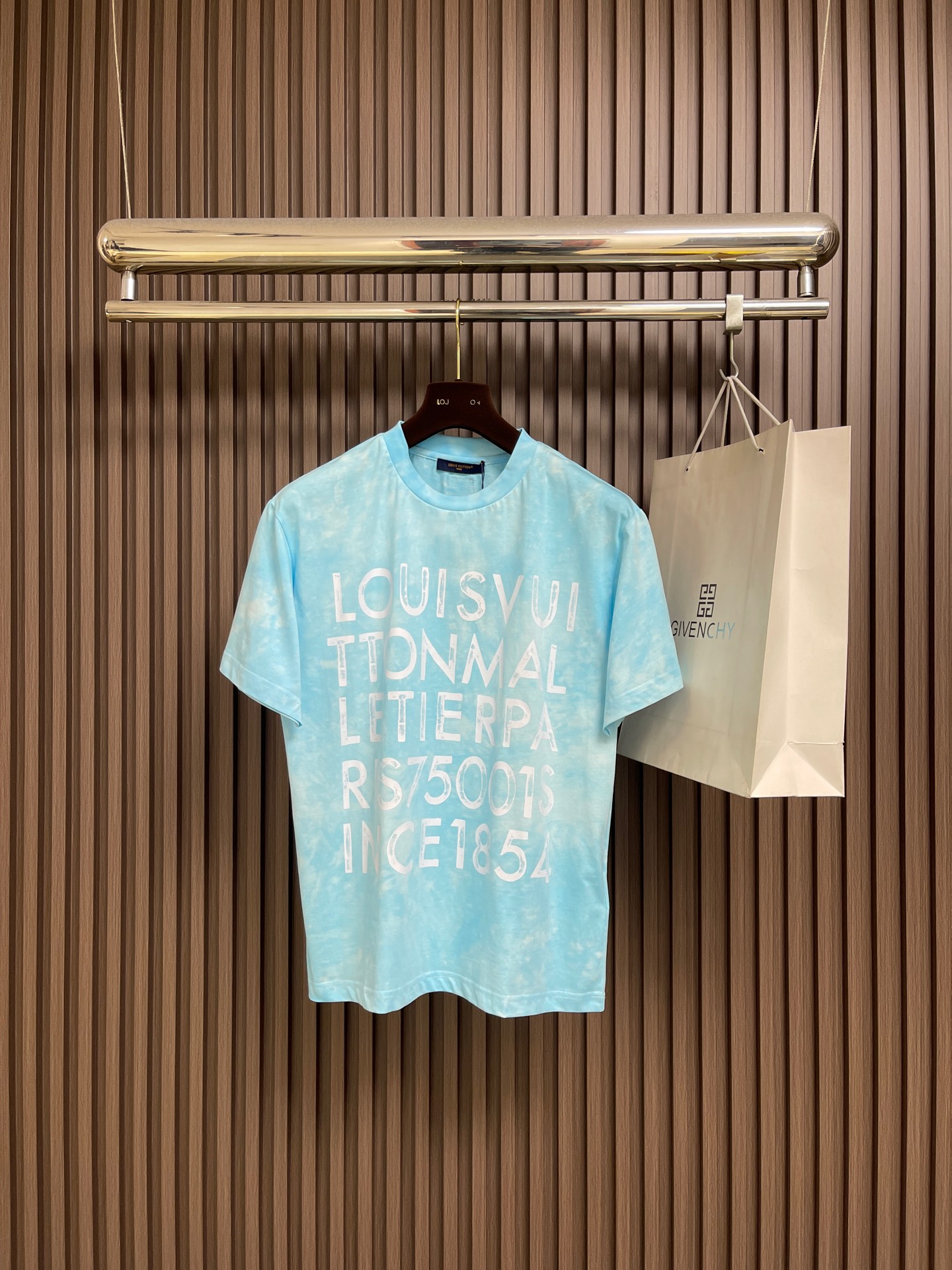 NO:726816,Support the after-sales service of LV Yunduo tie-dyed round neck short-sleeved T-shirt. The main body is made of 24S special woven compact cotton and is made of plain knitted fabric. The weight is 185g.  m2. High-count combed cotton yarn eliminates most of the short hairiness through compact spinning process, making the yarn smoother and stronger. The woven fabric structure is extremely dense, flat and soft, with excellent anti-pilling ability and durability, while retaining the natural advantages of pure cotton, breathable and skin-friendly. The neckline is made of 32S 1x1 rib.  The gram weight is 300g, and the finer yarn count weaves a more delicate and tight thread, which provides better elasticity and deformation resistance than ordinary ribs, ensuring that the neckline can still remain crisp after being put on and taken off many times. By imitating traditional handicrafts, the garments or fabrics are physically resisted by bundling, sewing or plying, and then dyed. The bundled part of the dye cannot penetrate, thus forming a unique, irregular and non-repeating sfumato texture and pattern for each piece. By  The controllable chemical rinsing or enzyme washing process simulates the partial fading effect caused by long-term sunlight exposure, forming soft and natural color levels. These two processes work together to give each T-shirt a unique and unique look and feel, setting the tone for an artistic and handmade item. The overall routing is straight and delicate, the fabric is comfortable and soft, and the color is consistent without color difference. It can be matched with the same style to create a fashionable look and control various occasions. Customized accessories, complete three standards, the same style for men and women!  Sizes XS-L19860909支持年后售后 LV 云朵扎染圆领短袖T恤,主体采用24S特纺紧密棉打造平纹针织面料,克重185g m2.高支数的精梳棉纱通过紧密纺工艺消除了大部分来短毛羽,使得纱线更光滑、强韧.织成的面料结构异常密实、平整且柔软,具有出色的抗起球能力和耐用性,同时保留了纯棉透气亲肤的天然优势.领口则选用32S 1x1罗纹 克重300g,更细的纱支编织出更细腻紧密的螺纹,提供了优于普通罗纹的回弹性与抗变形能力,确保领口历经多次穿脱后仍能保持挺括.通过模仿传统手工艺的现通过捆扎、缝纫或夹板等方式对成衣或面料进行物理防染,然后进行染色.被捆扎的部分染料无法渗入,从而形成独特、不规则且每件都不重复的晕染纹理和图案.通过可控的化学漂洗或酶洗工艺,模拟阳光长期照射后产生的局部褪色效果,形成柔和、自然的色彩层次.这两种工艺共同作用,使每件T恤都拥有独一无二的别致观感,奠定了单品艺术化和手工感的基调.整体走线平直细腻,面料舒适柔软,颜色一致无色差能与同款搭配营造时尚造型,驾驭各种场合,定制辅料,三标齐全,男女同款！尺码XS-L XS码肩宽48.5 胸围105 衣长68  S码肩宽50胸围109 衣长70  M码 肩宽51.5 胸围113 衣长72 L码 肩宽53 胸围117 衣长74,,louis vuitton,T-shirt,tees，t-shirt,,Men's clothing