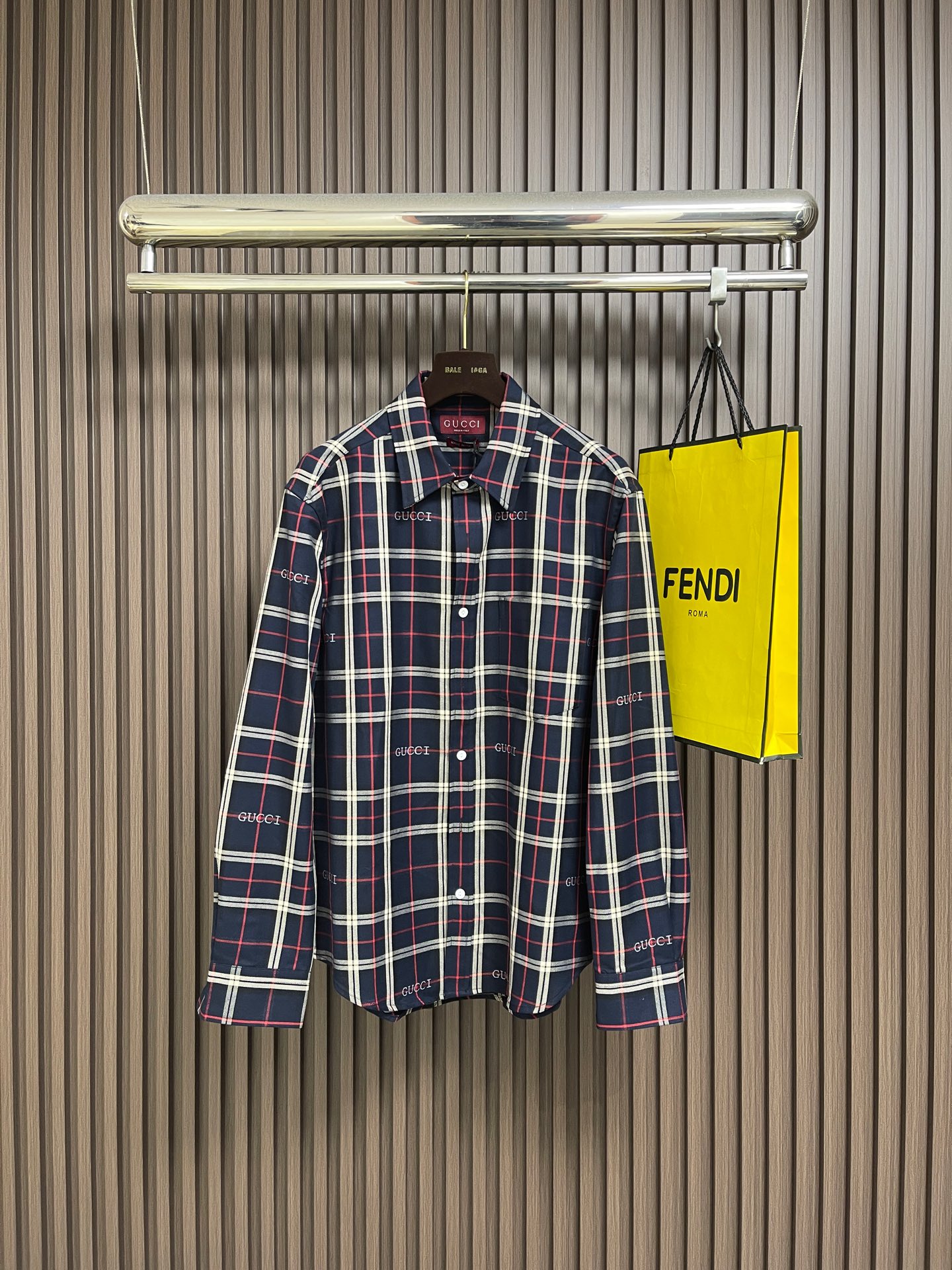 NO:726806,Support after-sales service in the year GUCCI Scottish plaid cotton jacquard long-sleeved shirt, college-style design creates a versatile style, easy to control daily and casual looks. This shirt is made of multi-color Gucci Scottish plaid jacquard. Sizes S-XL S code Bust 112 Shoulder width 50 Length 74 M size Bust 116 Shoulder width 51.5 Length 75.5 L size Chest 120 Shoulder width 53  Length 77 XL, bust 124, shoulder width 54.5, length 78.5,,gucci,shirts,19860909支持年后售后 GUCCI 苏格兰格纹棉布提花长袖衬衫,学院风格设计打造百搭格调,从容驾驭日常和休闲造型.这款衬衫甄选多色Gucci苏格兰格纹提花制作.尺码S-XL S码 胸围112 肩宽50 衣长74 M码 胸围116 肩宽51.5 衣长75.5 L码 胸围120 肩宽53 衣长77 XL码 胸围124 肩宽54.5 衣长78.5,,gucci,shirts,,Men's clothing