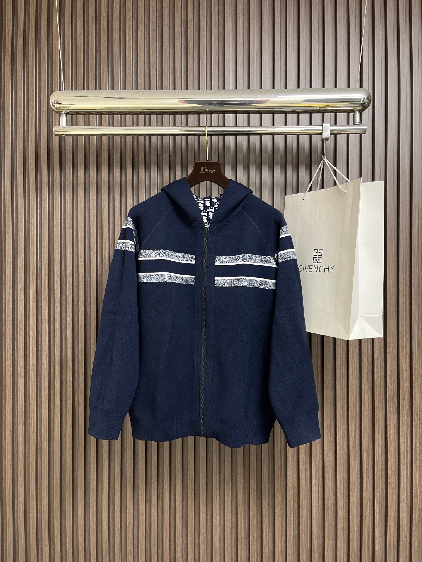 NO:726802,Support after-sales Dior double-sided hooded zipper cardigan. This double-sided cardigan is carefully made of cashmere blended knitted fabric. It has a front zipper closure and a ribbed hem and cuffs. One side is blue and the other side is decorated with classic Oblique print. The back is decorated with Cistian logo bar pattern. Hooded style, double-sided design, with Cistian logo bar pattern on the inside and back. Size 46-52, size 46 bust 116  Shoulder width 70, length 64, size 48 bust 120, shoulder width 72, length 66, size 50 bust 124, size 52, shoulder width 74, length 68, size 52, bust 128, shoulder width 76, length 720,,dior,hats,19860909支持年后售后 Dior 双面连帽拉链开衫,这款双面开衫采用山羊绒混纺针织面料精心制作,正面拉链开合,搭配罗纹底边和袖口.一面为蓝色,另一面饰有经典的Oblique印花.背面饰以Cistian 标志条形图案.连帽款式,双面设计,内侧和背面饰以Cistian 标志条形图案.尺码46-52 46码胸围116 肩宽70 衣长64 48码胸围120 肩宽72 衣长66 50码胸围124 肩宽74 衣长68 52码 胸围128 肩宽76 衣长720,,dior,hats,,Men's clothing