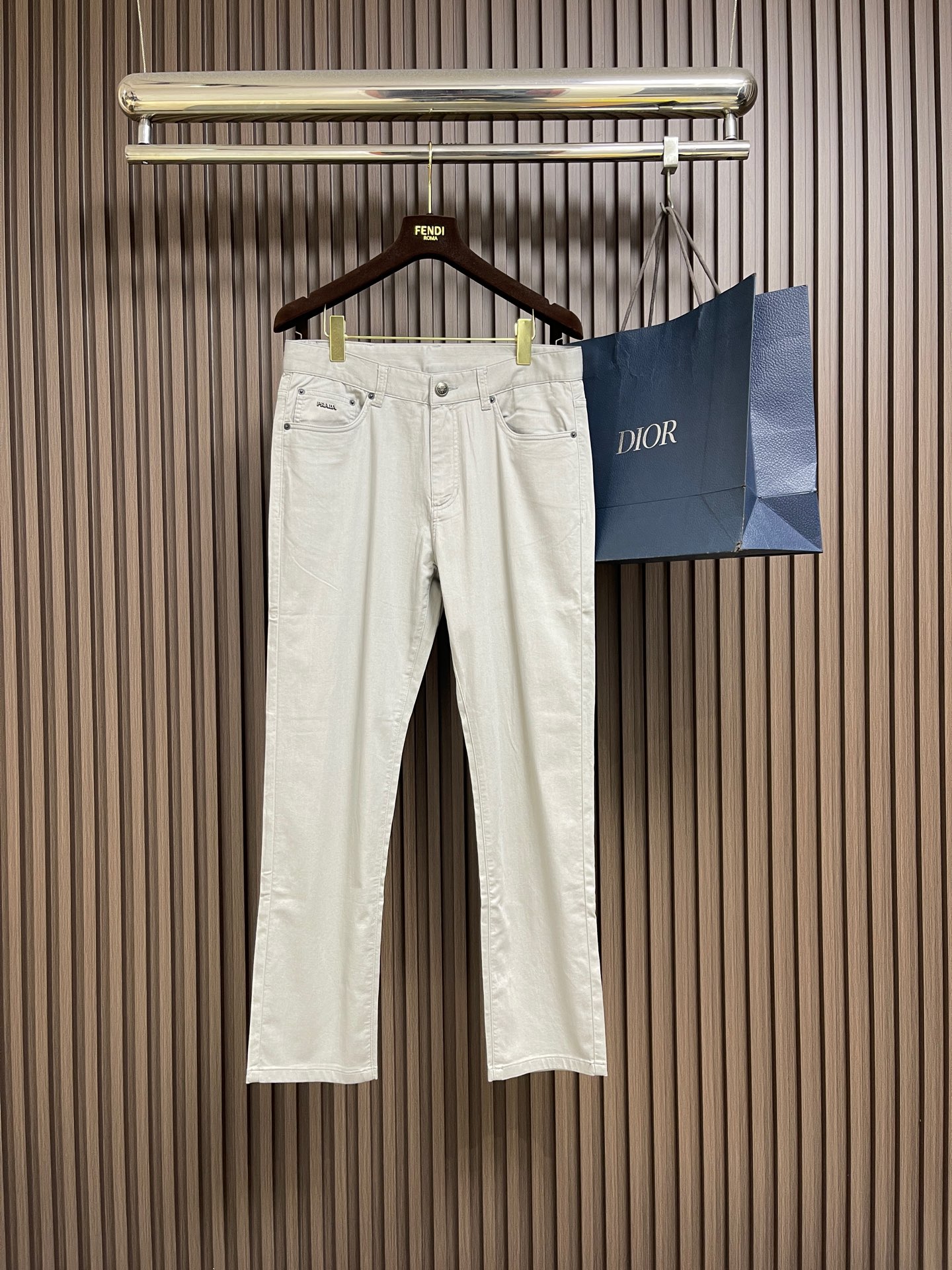 NO:730538,Support after-sales service after the year. Prada 2026SS early spring new brand logo jeans. Original customized replica. Customer-supplied hardware accessories. Original quality. Imported denim fabrics are heavily washed. Fine workmanship and routing. Excellent upper body!  Preferred items. Sizes 30-38, 35 available, 37 not available, prada, jeans,19860909支持年后售后 Prada 2026SS早春新款品牌标识牛仔裤 原版定制复刻 客供五金辅料 原单品质 进口牛仔面料重工洗水 做工走线精细 上身绝佳！优选单品.尺码30-38 有35 无37,,prada,jeans,,Men's clothing