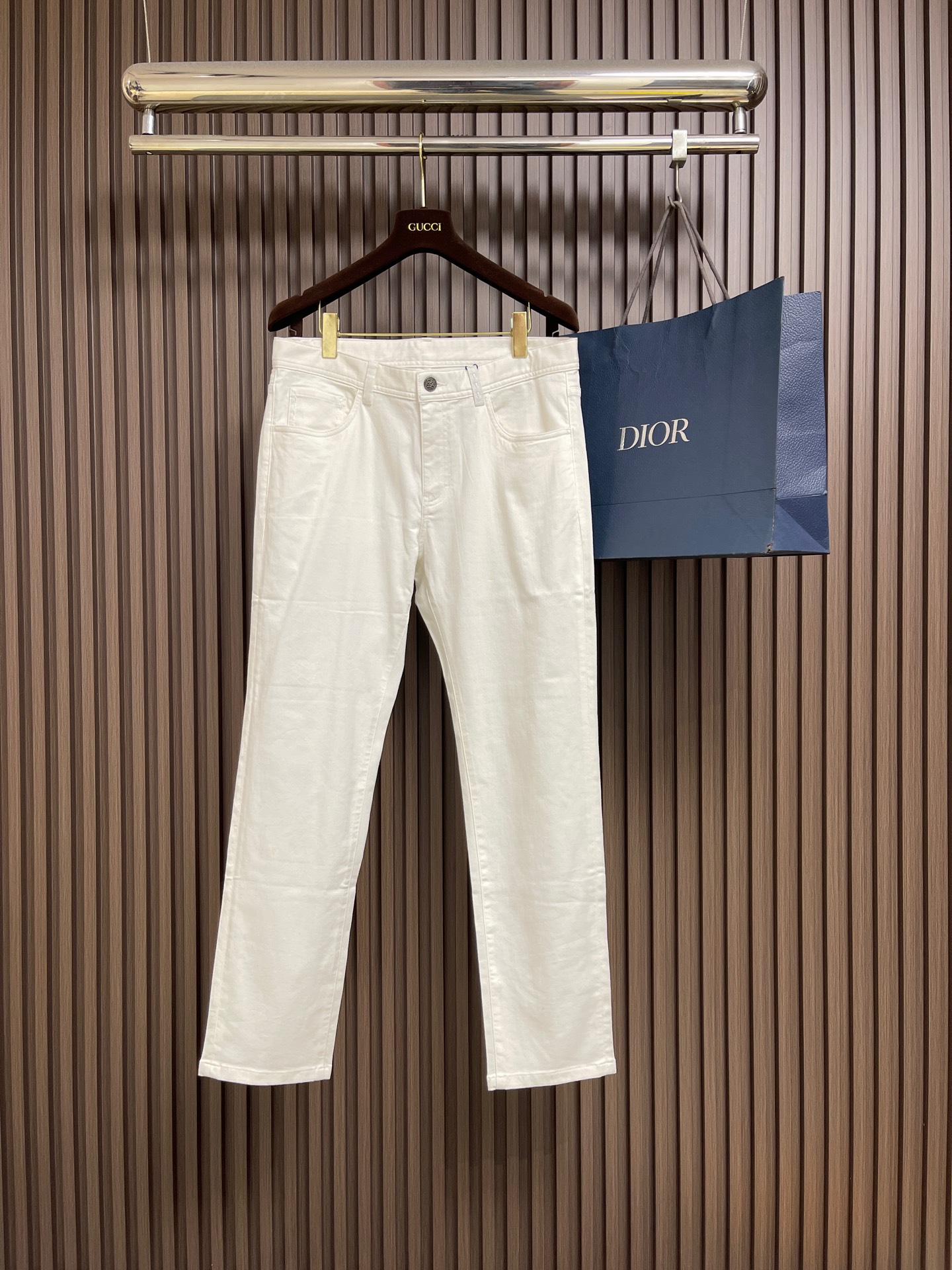 NO:744008,Support after-sales service after the year. FENDI 2025FW men's casual pants, straight casual pants, super textured, close-fitting and comfortable, sweat-absorbent and breathable, long-wearing without deformation, exquisite and unique!  Fendi double FF embroidery pattern design, original hardware, extremely close to the body, slim and simple lines outline the perfect leg lines, impeccable workmanship, extremely refined!  The upper body effect is super handsome. It is a simple sweatpants that is super textured and good-looking. If you like it, hurry up and get it. Size 30-38, yes 35, no 37,, fendi, fendi,19860909支持年后售后 FENDI 2025FW男款休闲裤 ,直筒休闲裤 超级有质感 ,贴身舒适 吸汗透气 久穿不变形 ,精致独特！芬迪双FF刺绣图案设计 原版五金 极致贴身体感 修身简洁的线条勾勒出完美腿部线条 做工无可挑剔,精致至极！上身效果超级帅气 超级有质感又好看的一款简约卫裤 喜欢的赶紧入手.尺码30-38 有35 无37,,fendi,fendi,,Men's clothing