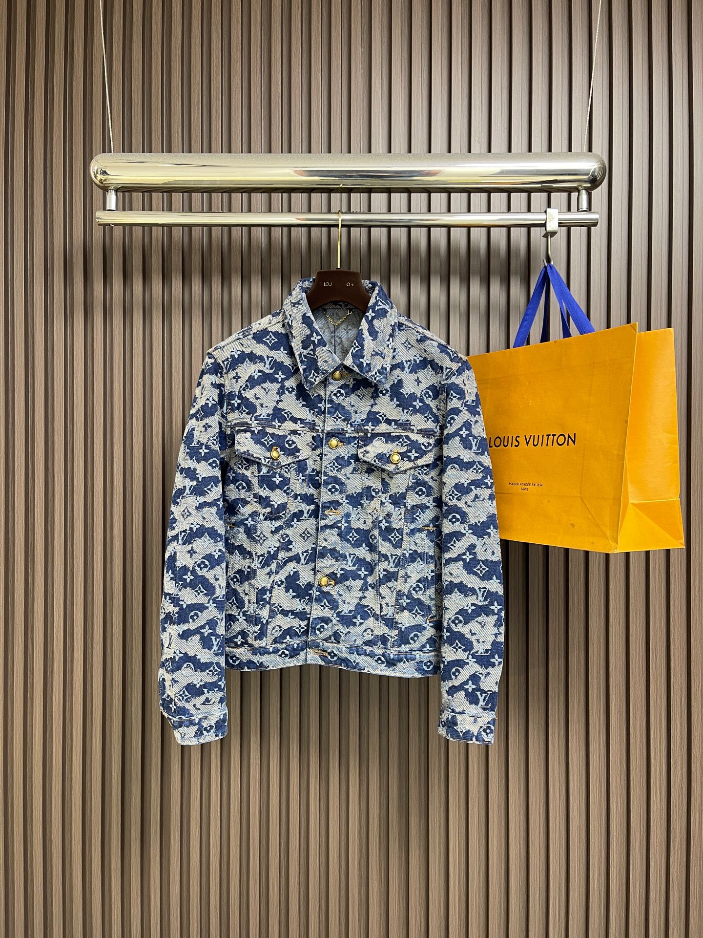 NO:743993,Denim jeans support after-sales service LV  The letter floating jacquard denim jeans suit is made of heavy denim as the base. It uses distressed washed + gradient tie-dye technology to create a Monogram dark pattern effect. The gray-blue and off-white smudges are naturally layered, retaining the brand logo while enhancing the retro texture. The trousers are skateboard straight cut, and the waistband is equipped with metal buttons + leather Logo label. The five-pocket structure follows  Classic workwear design, the pocket edges are reinforced with double stitching, taking into account both durability and style. The trouser legs are slightly narrowed to suit multiple scenarios. The overall process combines tannin washing technology with brand logo technology, which not only retains the casual attributes of denim items, but also enhances high-luxury recognition through gradient texture. The overall routing is straight and delicate, the fabric is comfortable and soft, and the color is consistent without color difference.  It can be matched with the same style to create a fashionable look, and can be used in various occasions. Customized accessories, complete with three standards, same style for men and women!  Denim 46-48-50-52 jeans 28-30-32-34-36,,louis vuitton,jeans,19860909牛仔衣 牛仔裤 支持年后售后 LV 字母浮纱提花牛仔衣牛仔裤套装,采用重磅丹宁牛仔布为基底,通过做旧水洗＋渐变扎染工艺呈现Monogram暗纹效果,灰蓝、米白晕染层次自然,保留品牌标识的同时增强复古质感.裤型为滑板直筒剪裁,腰头配备金属纽扣＋皮质Logo标牌,五袋结构遵循经典工装设计,口袋边缘采用双道车线加固,兼顾耐用性与造型感.裤脚做微收窄处理适配多场景穿搭,整体工艺将丹宁水洗技术与品牌标识工艺结合,既保留牛仔单品的休闲属性,又通过渐变纹理强化高奢辨识度.整体走线平直细腻,面料舒适柔软,颜色一致无色差 能与同款搭配营造时尚造型,驾驭各种场合,定制辅料,三标齐全,男女同款！ 牛仔衣46-48-50-52 牛仔裤28-30-32-34-36,,louis vuitton,jeans,,Men's clothing